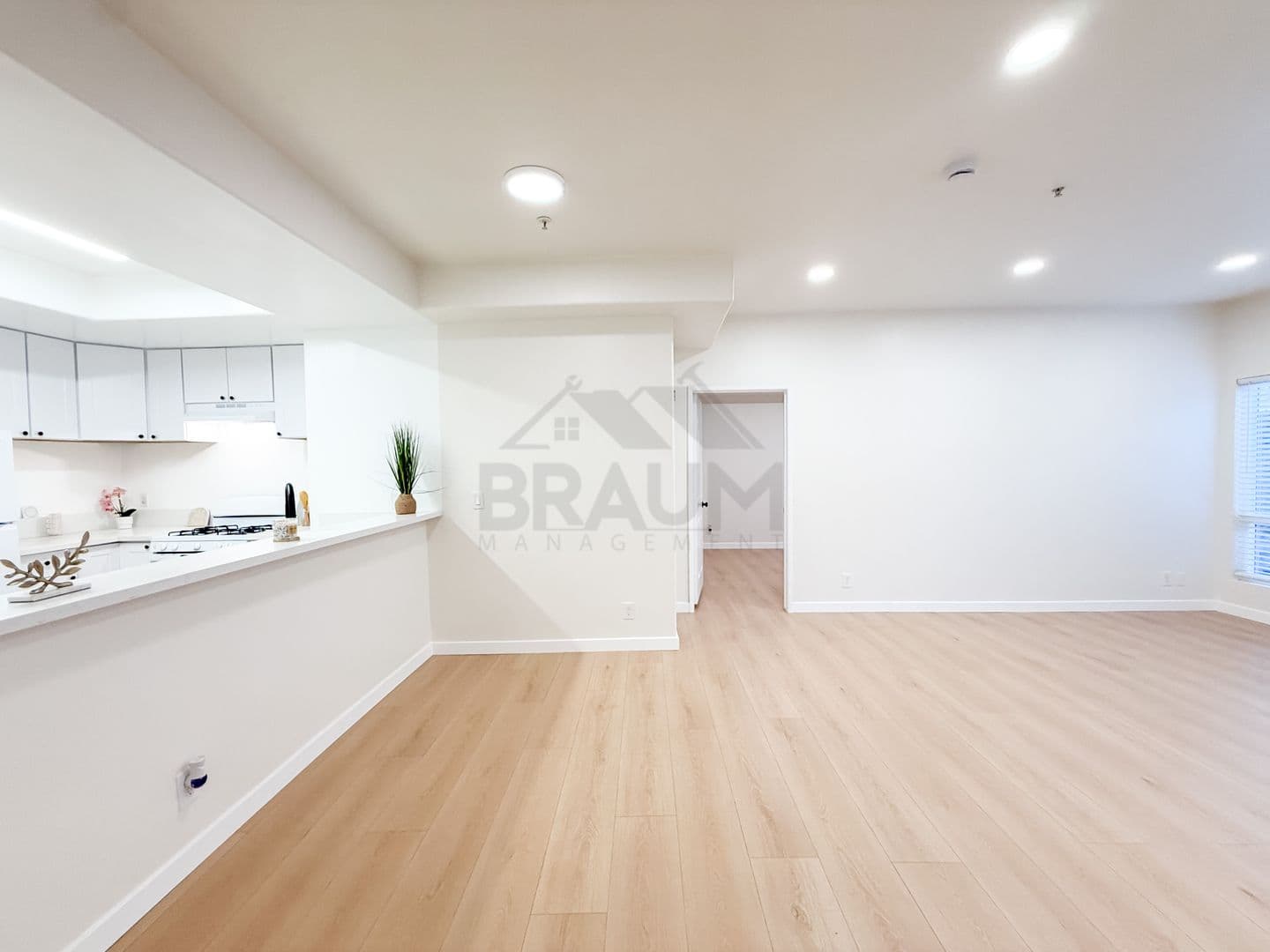 NORTH HOLLYWOOD Apartment: 11035 MOORPARK ST