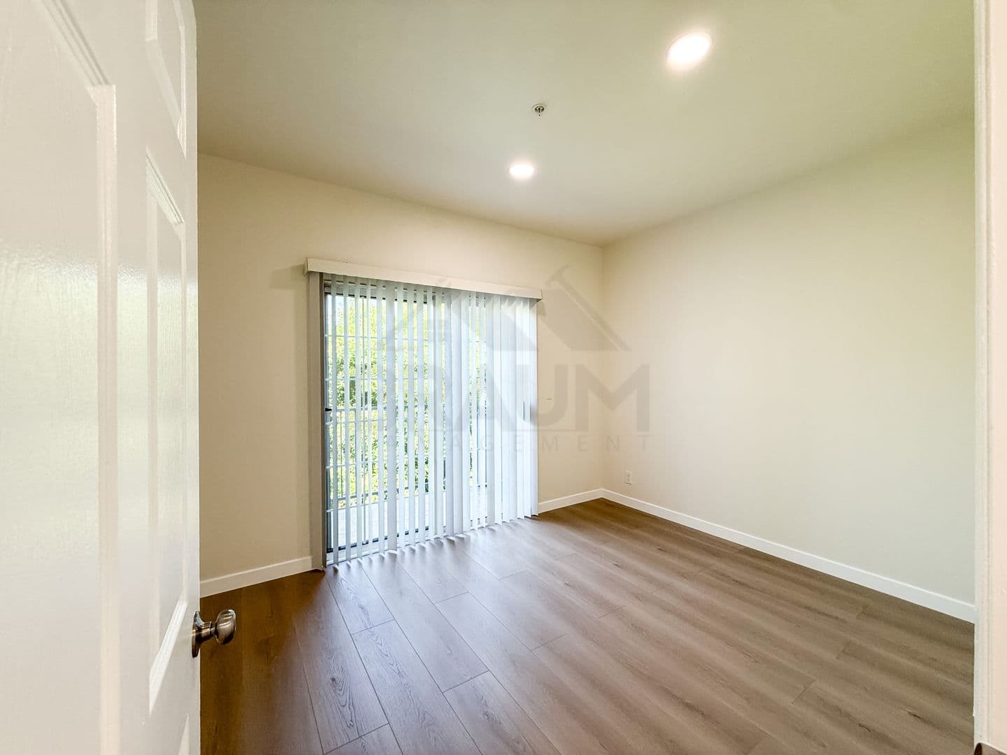 NORTH HOLLYWOOD Apartment: 11035 MOORPARK ST