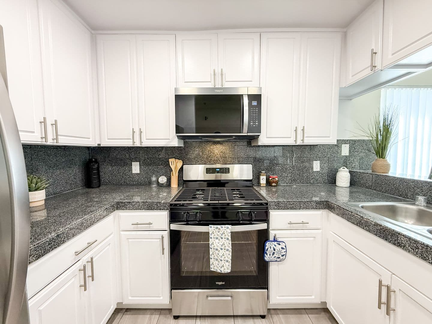 NORTH HOLLYWOOD Apartment: 11035 MOORPARK ST