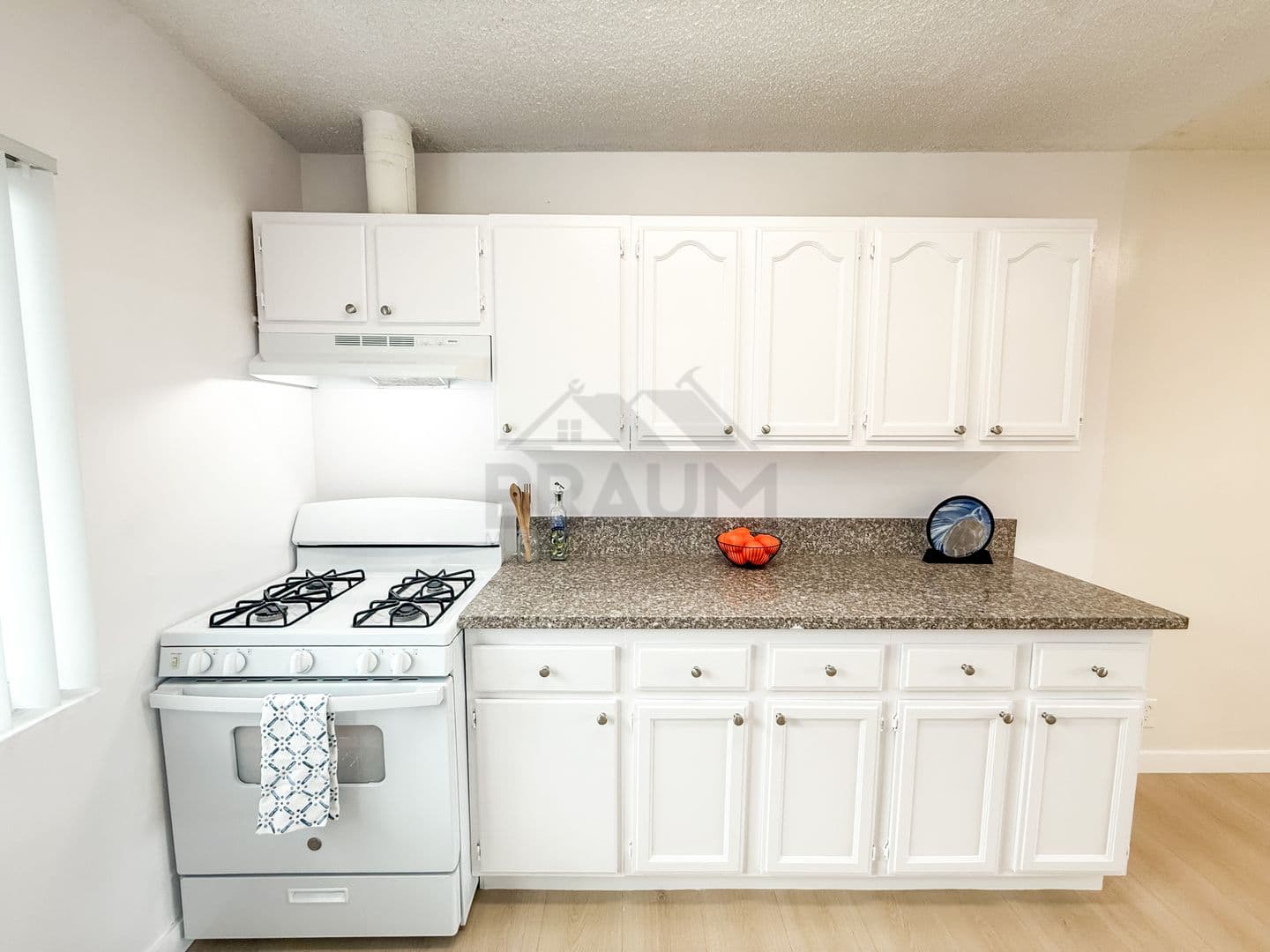 VALLEY GLEN Apartment: 13129 OXNARD ST.