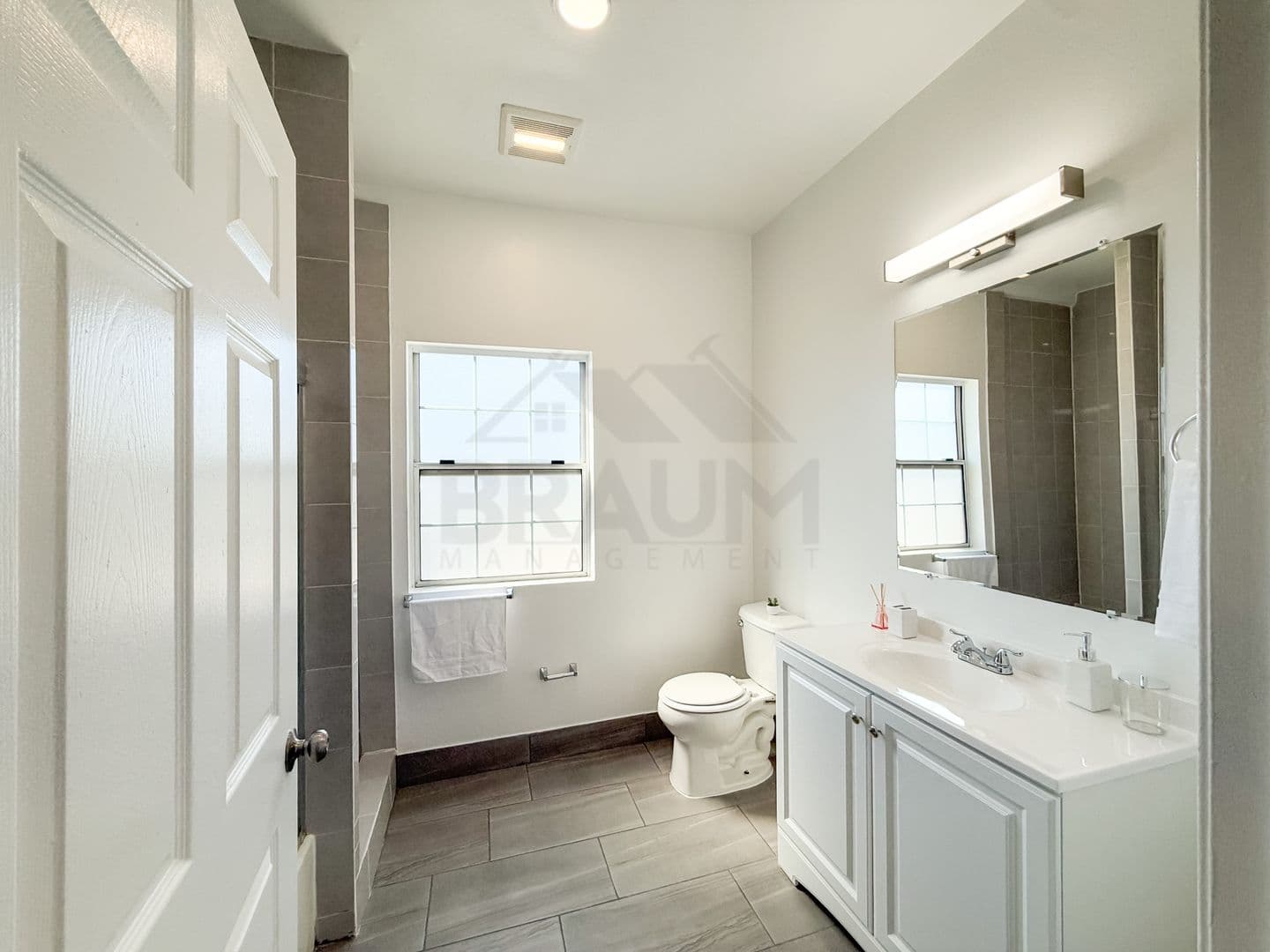 NORTH HOLLYWOOD Apartment: 11035 MOORPARK ST
