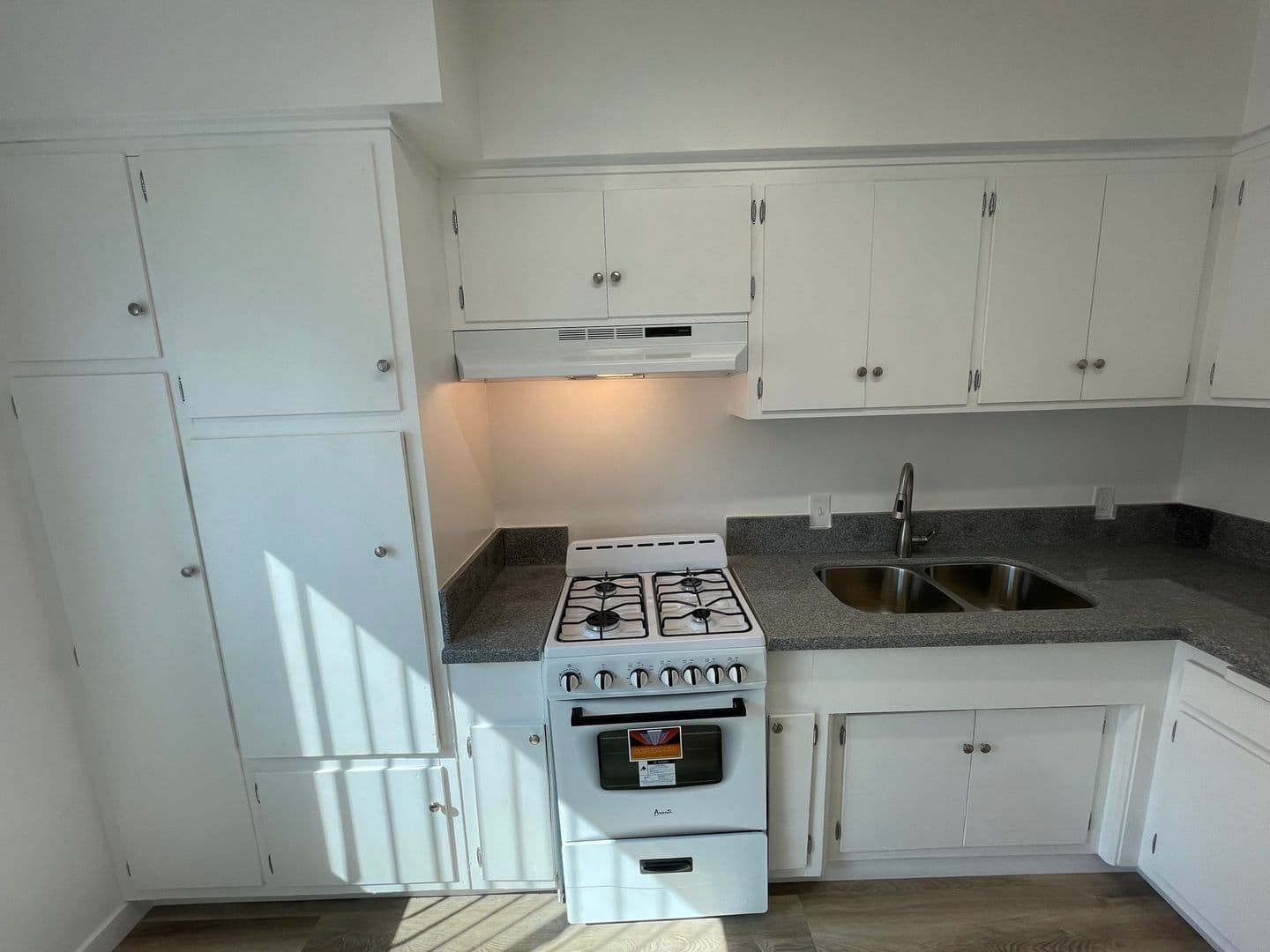 SHERMAN OAKS Apartment: 5433 SEPULVEDA BLVD.