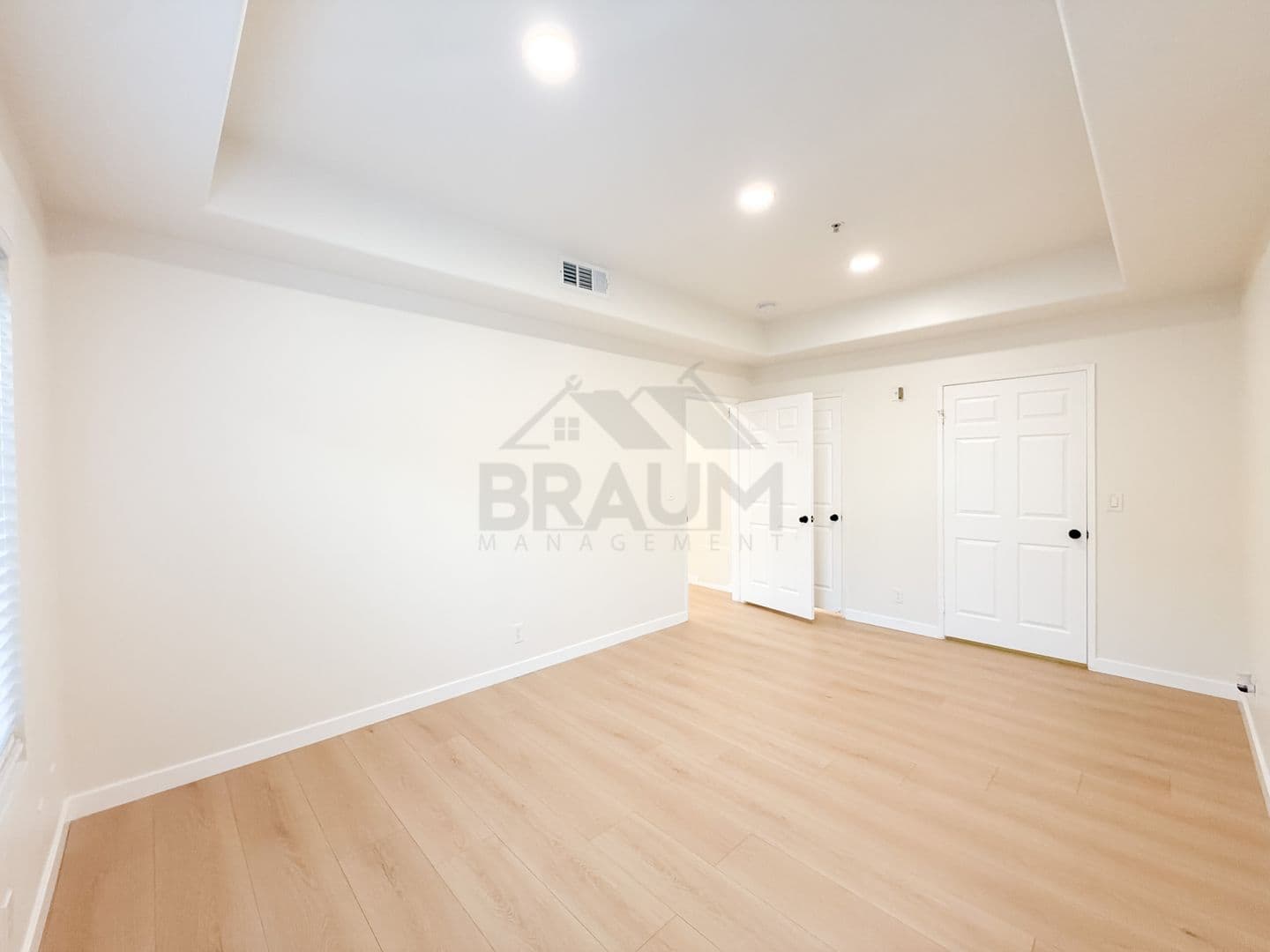 NORTH HOLLYWOOD Apartment: 11035 MOORPARK ST