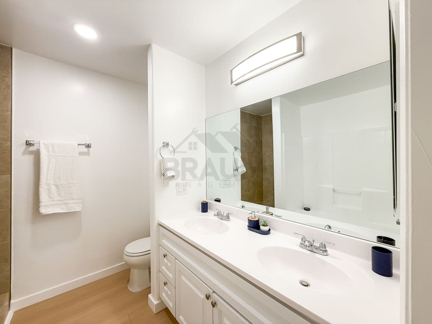 NORTH HOLLYWOOD Apartment: 11035 MOORPARK ST