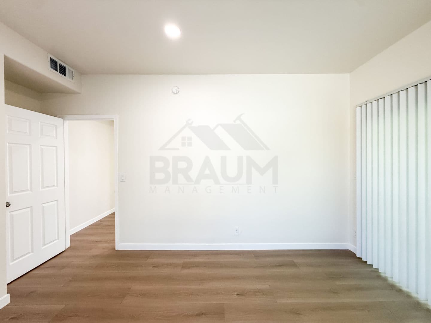 NORTH HOLLYWOOD Apartment: 11035 MOORPARK ST