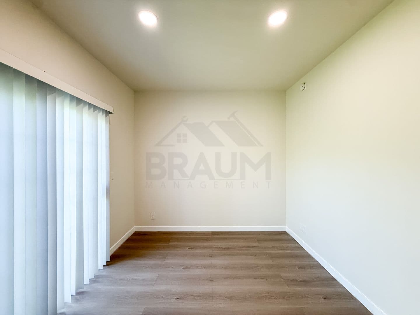 NORTH HOLLYWOOD Apartment: 11035 MOORPARK ST