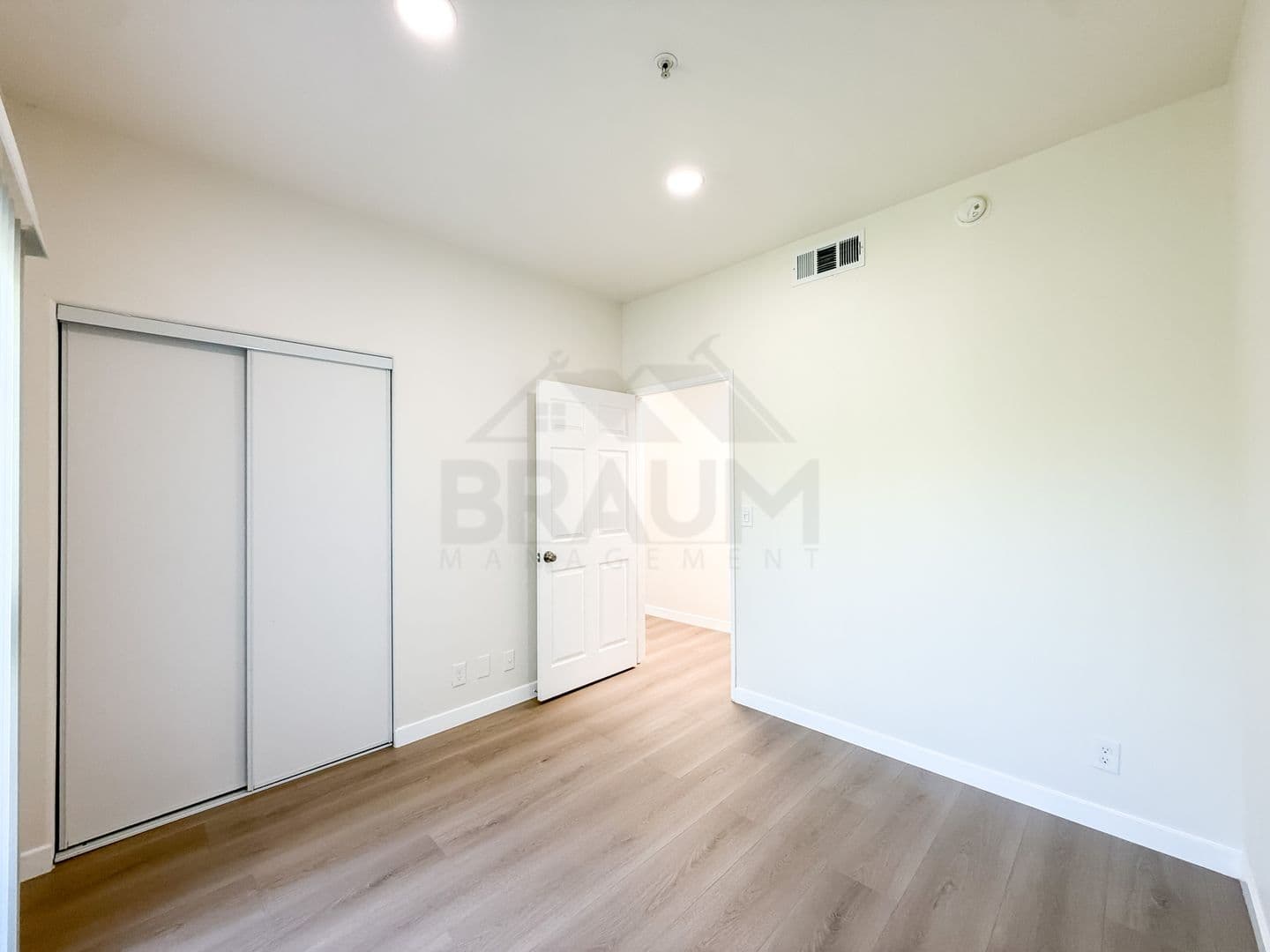 NORTH HOLLYWOOD Apartment: 11035 MOORPARK ST