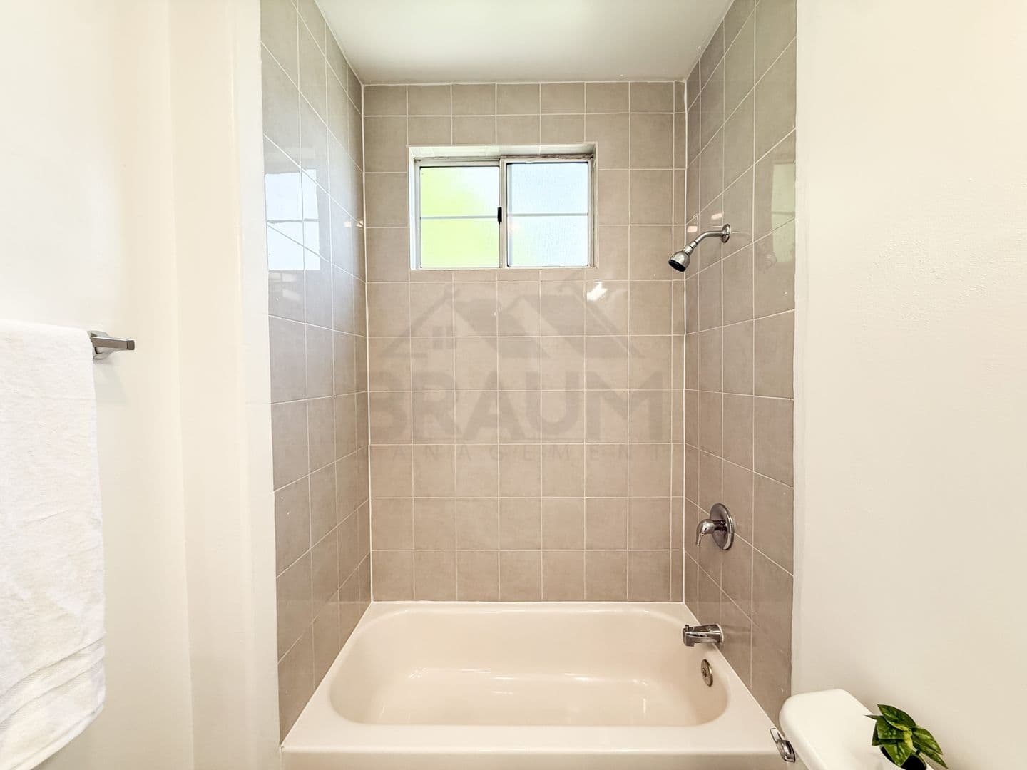 NORTH HOLLYWOOD Apartment: 11035 MOORPARK ST