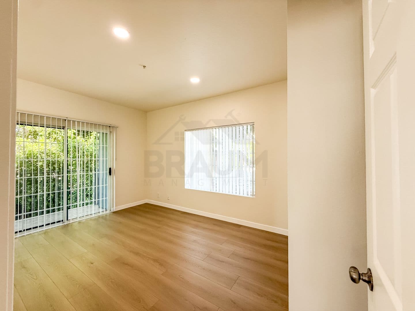 NORTH HOLLYWOOD Apartment: 11035 MOORPARK ST