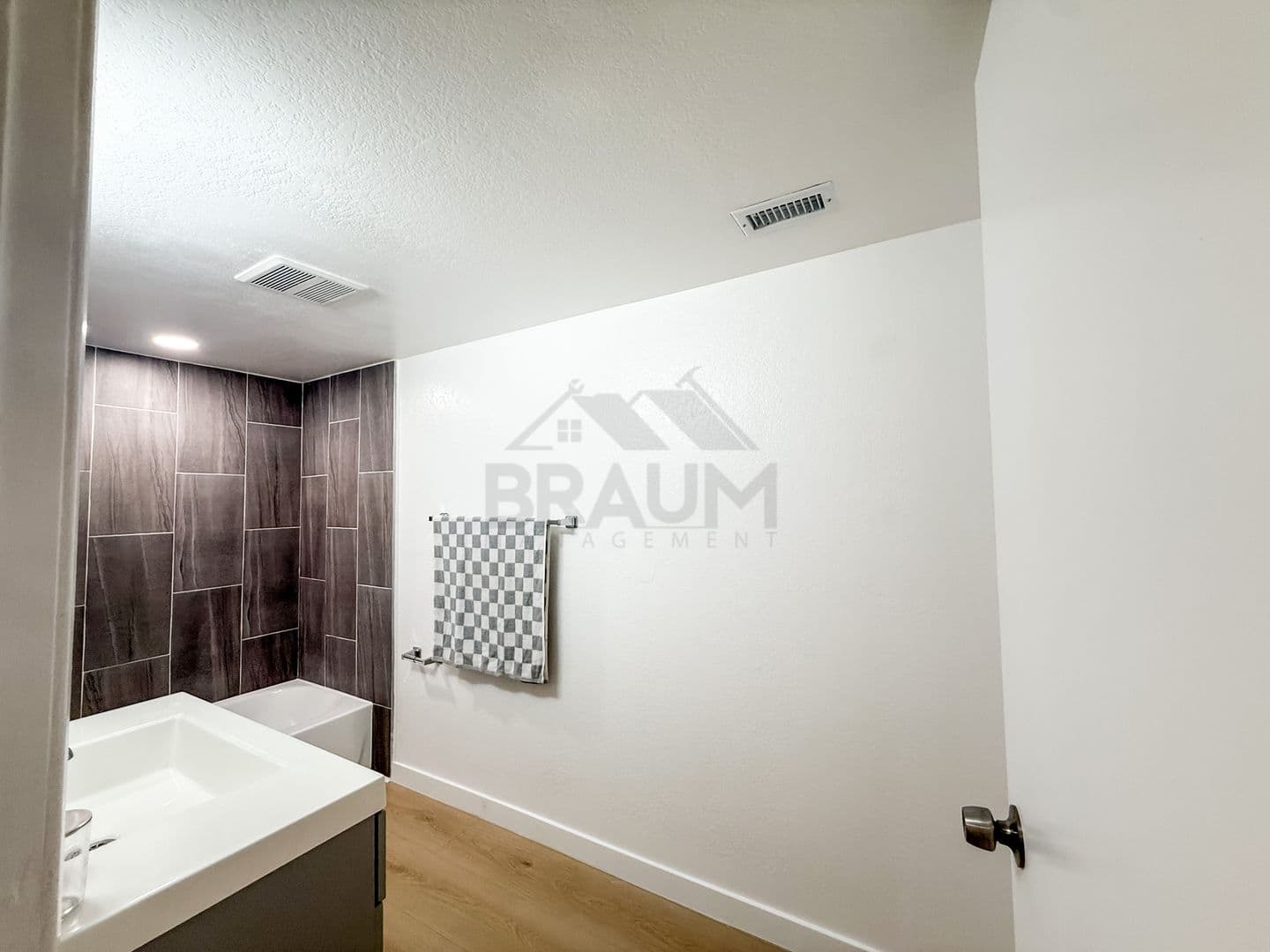 SHERMAN OAKS Apartment: 4638 TILDEN AVE
