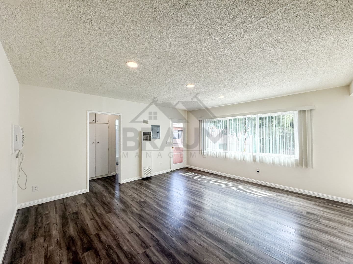 RESEDA Apartment: 19405 HAYNES ST.