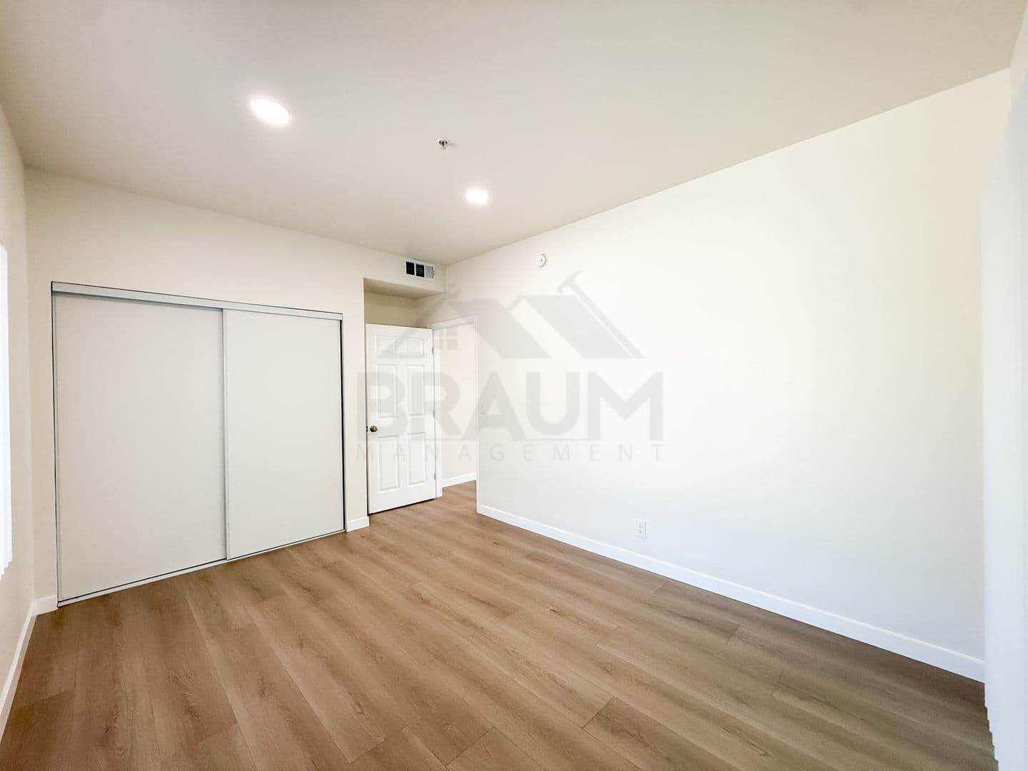 NORTH HOLLYWOOD Apartment: 11035 MOORPARK ST