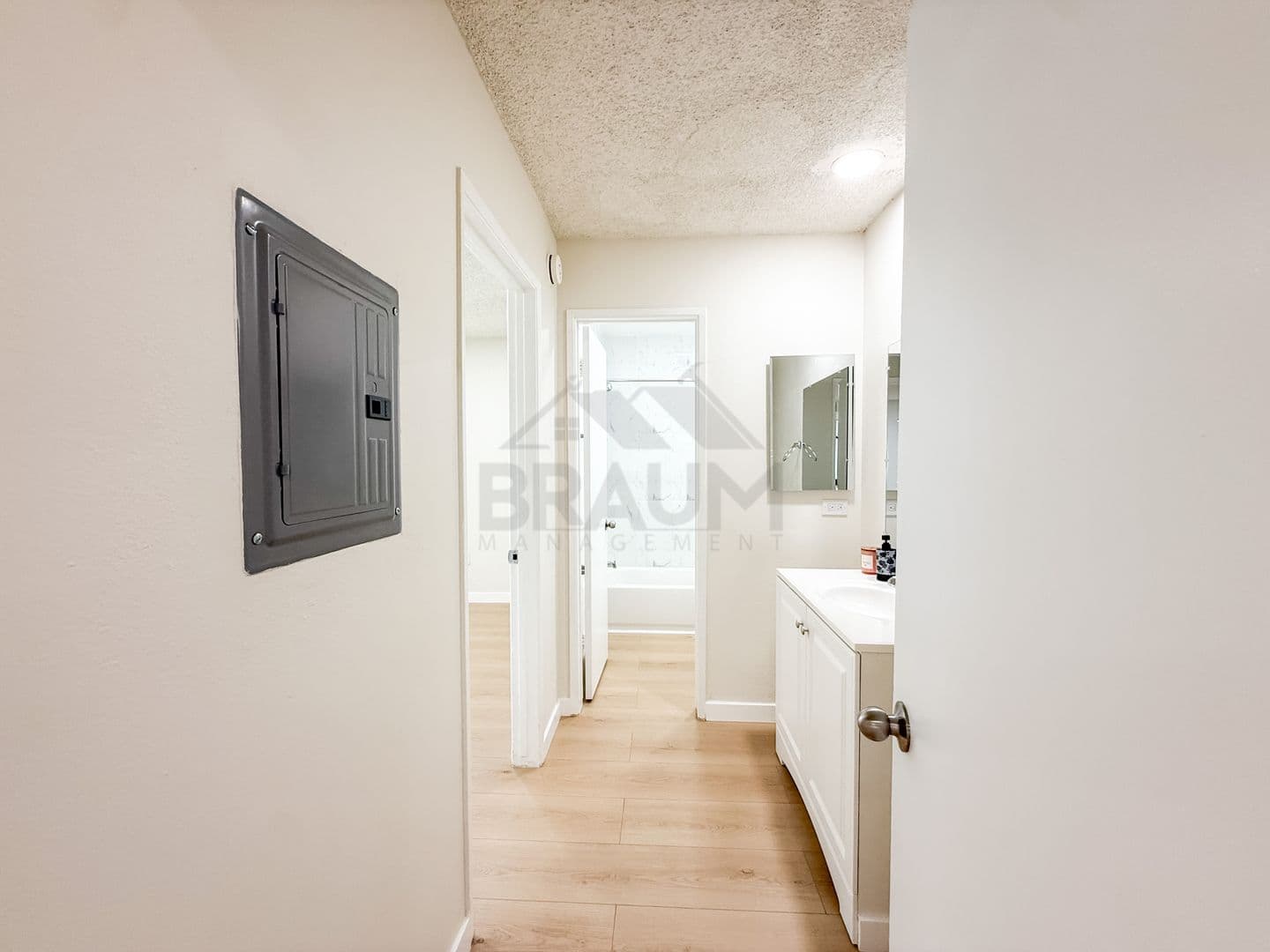 SHERMAN OAKS Apartment: 5461 KESTER AVE