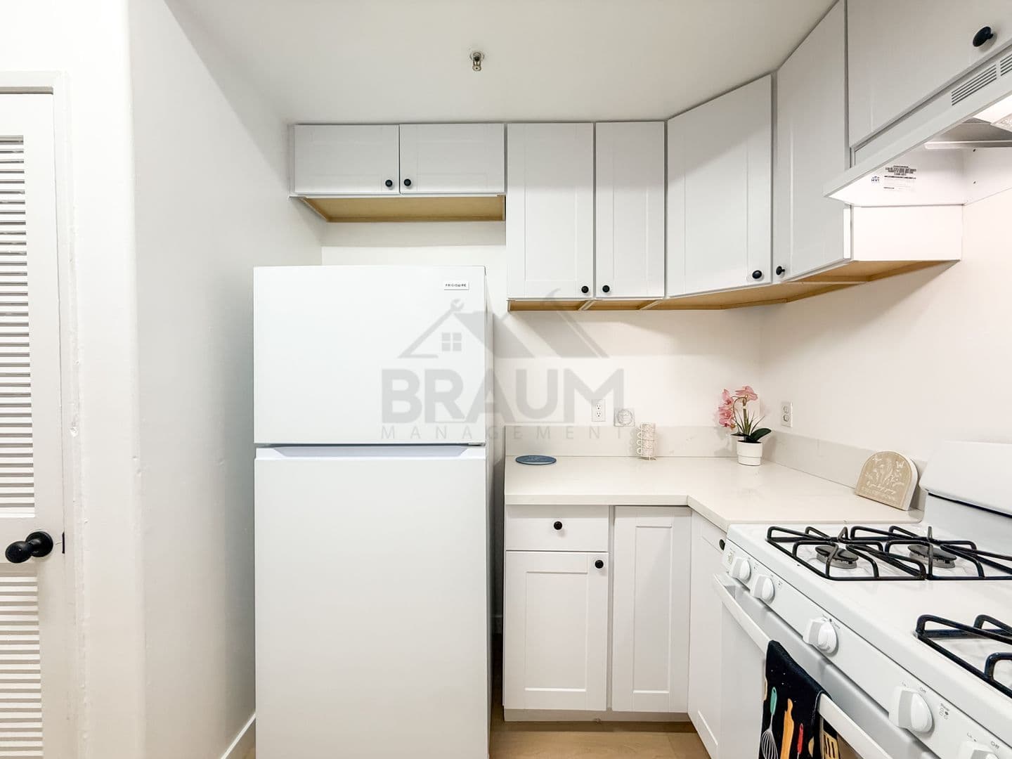NORTH HOLLYWOOD Apartment: 11035 MOORPARK ST