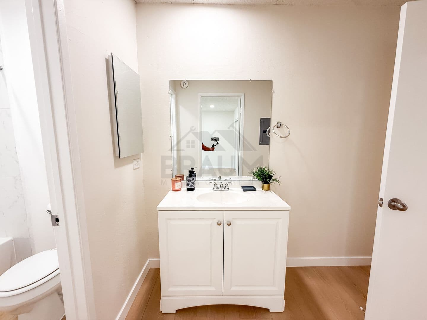 SHERMAN OAKS Apartment: 5461 KESTER AVE