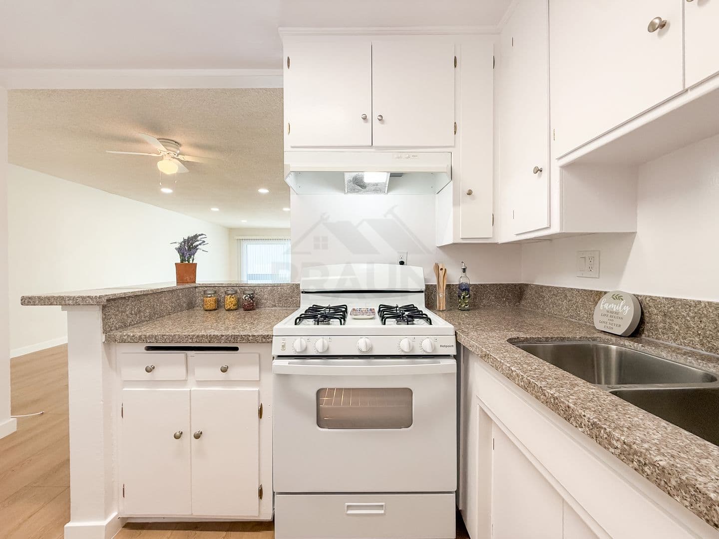 NORTH HOLLYWOOD Apartment: 6039 WHITSETT AVE.