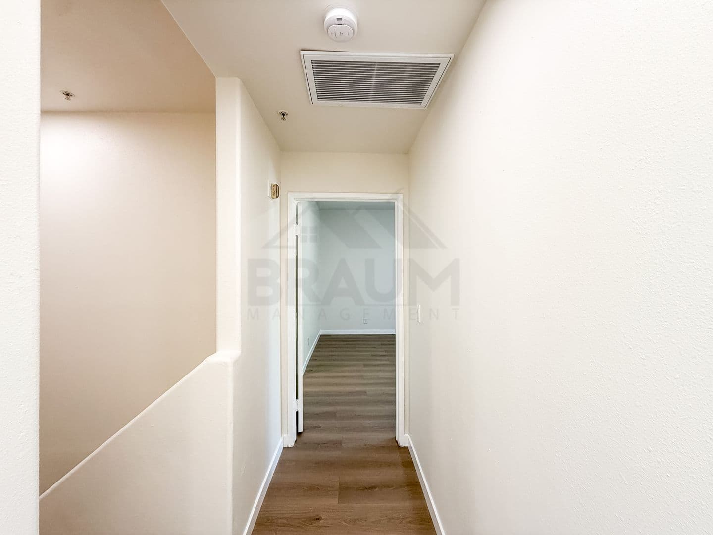 NORTH HOLLYWOOD Apartment: 11035 MOORPARK ST