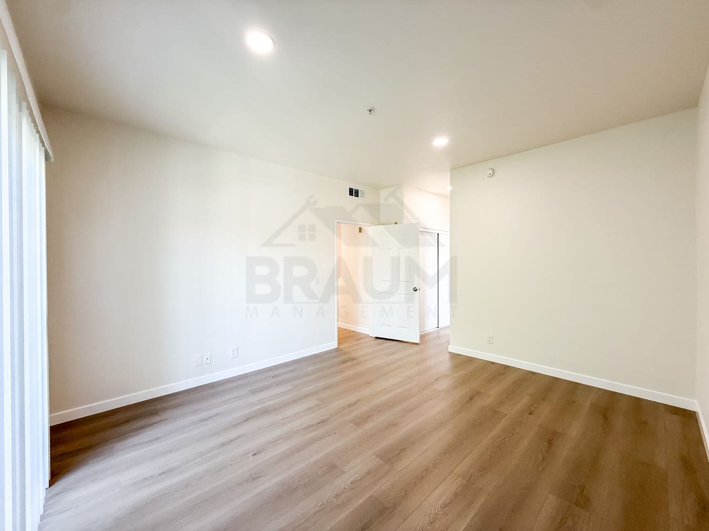 NORTH HOLLYWOOD Apartment: 11035 MOORPARK ST