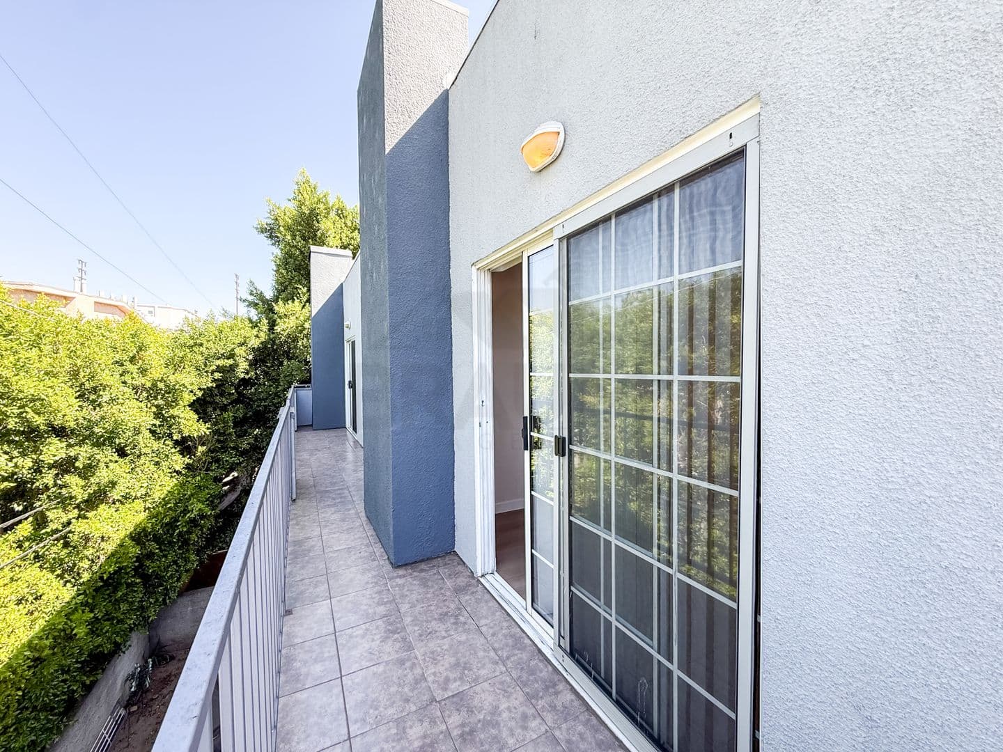 NORTH HOLLYWOOD Apartment: 11035 MOORPARK ST