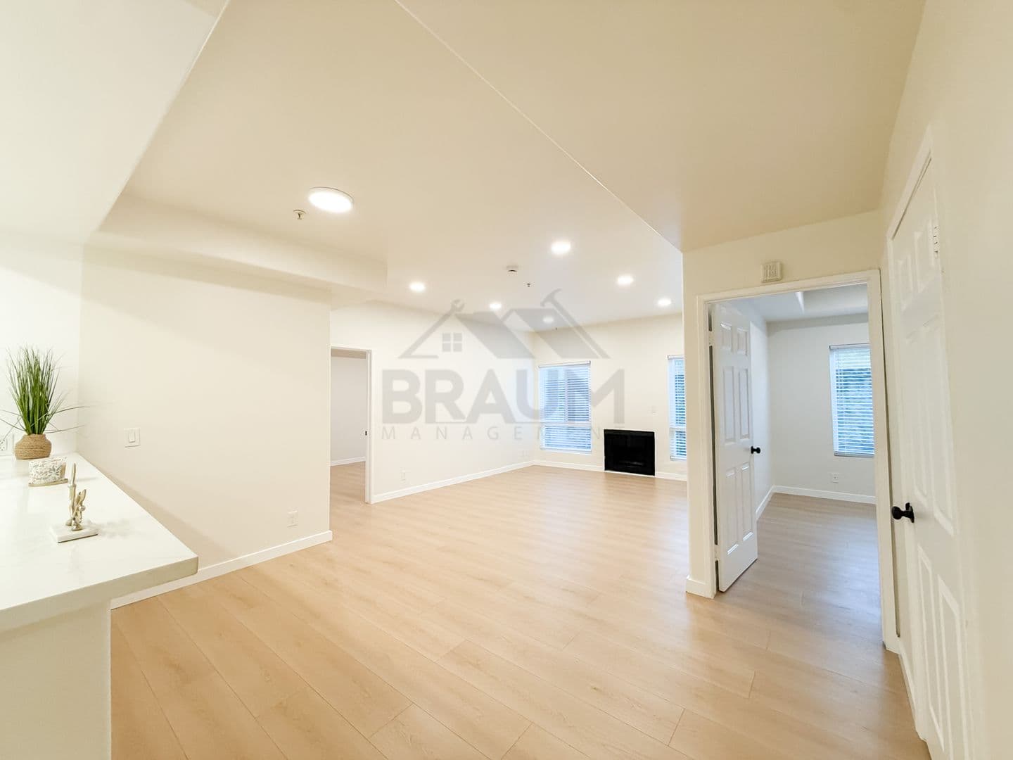 NORTH HOLLYWOOD Apartment: 11035 MOORPARK ST