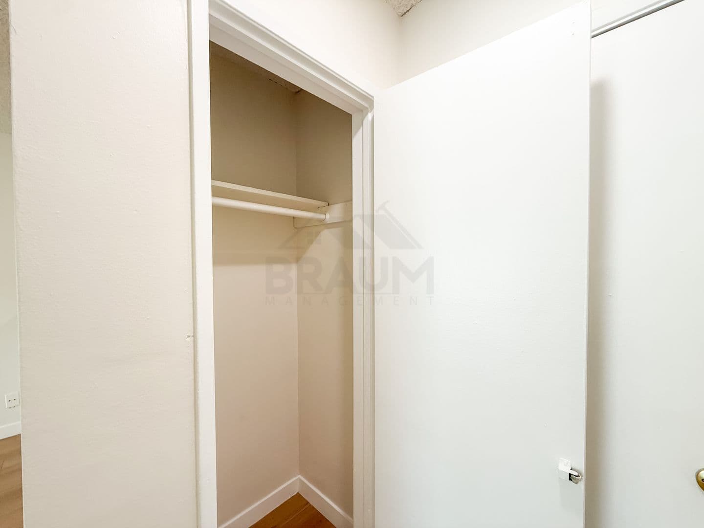 NORTH HOLLYWOOD Apartment: 6039 WHITSETT AVE.
