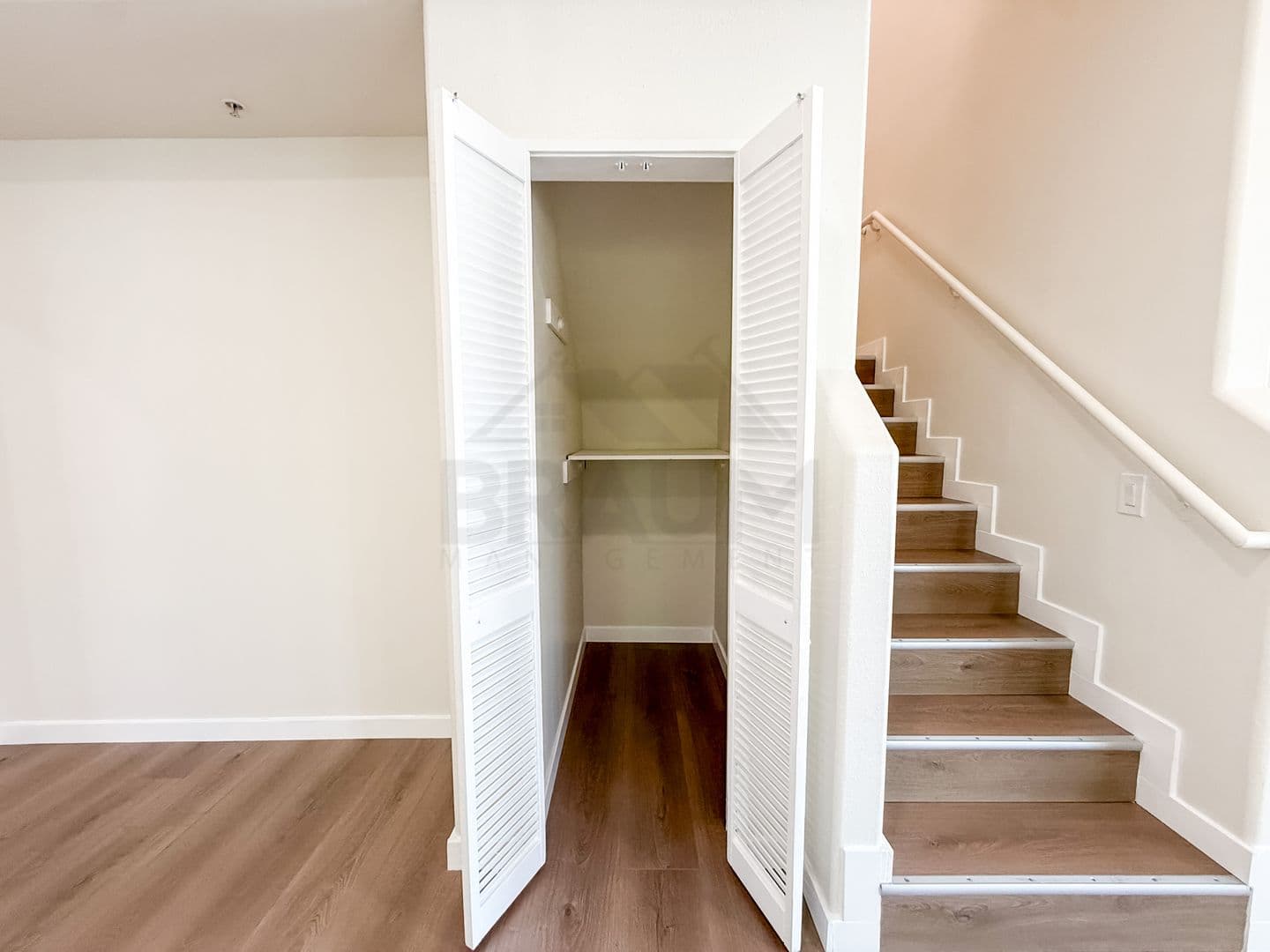 NORTH HOLLYWOOD Apartment: 11035 MOORPARK ST