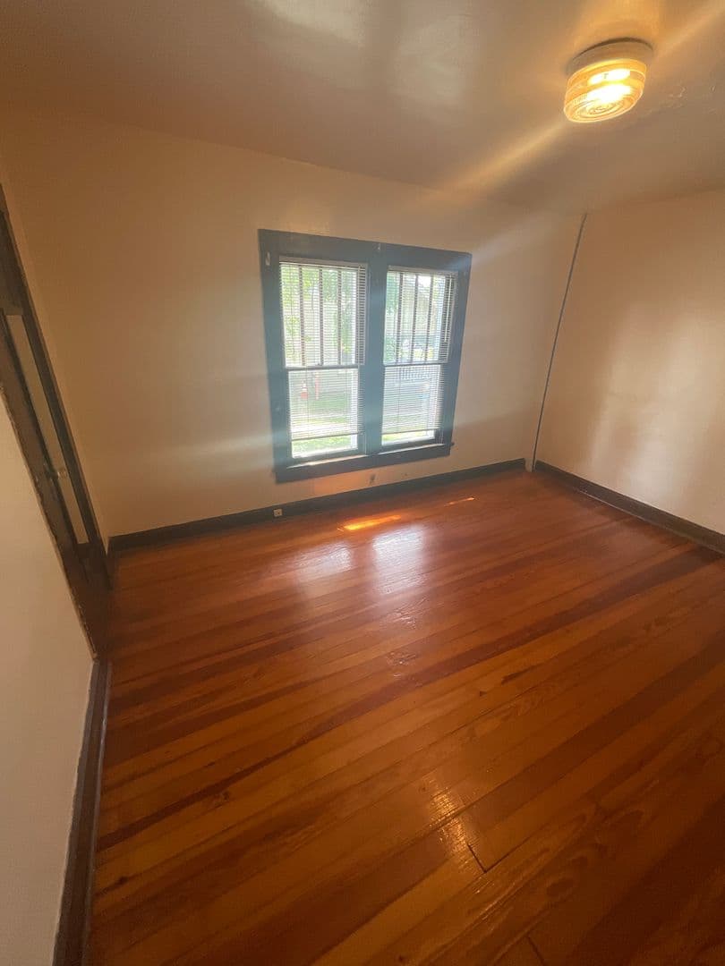 Bloomington Apartment: 712 E. Cottage Grove Ave