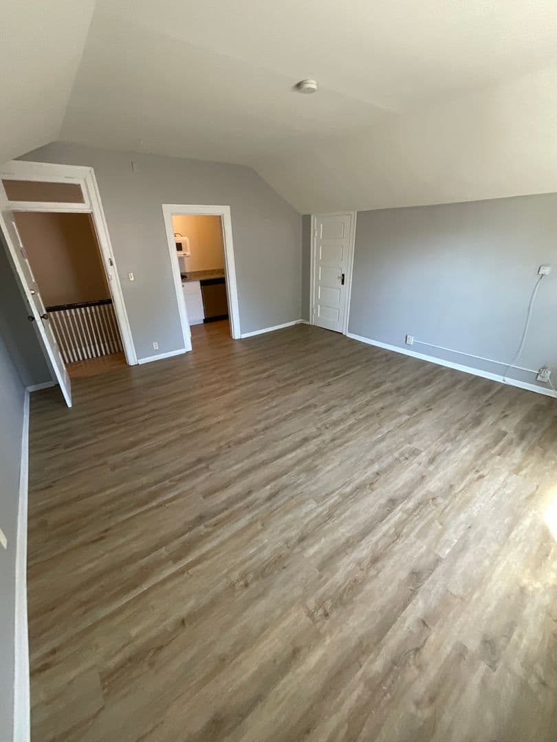 Bloomington Apartment: 308 E. 7th St
