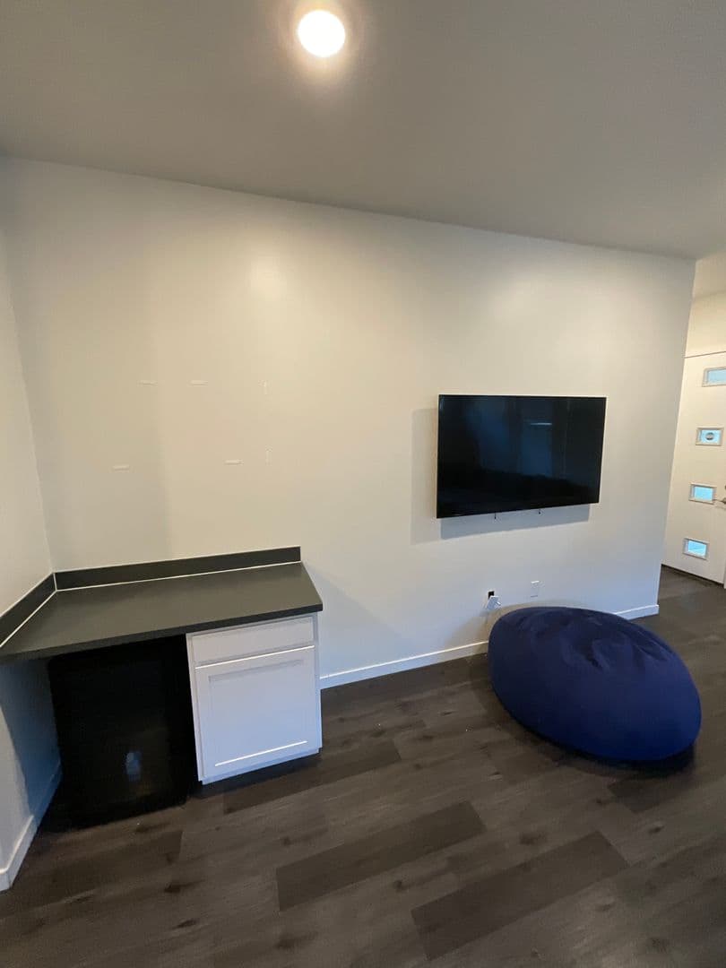 Bloomington Apartment: 422 E. 6th St