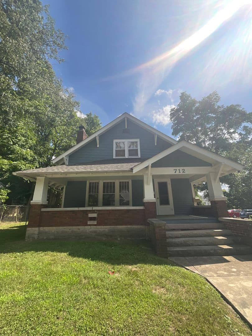 Bloomington Apartment: 712 E. Cottage Grove Ave