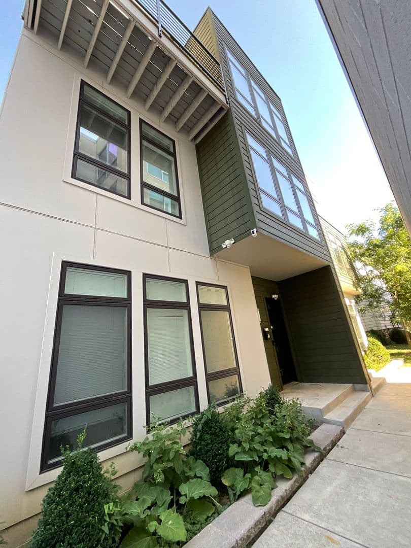 Bloomington Apartment: 422 E. 6th St