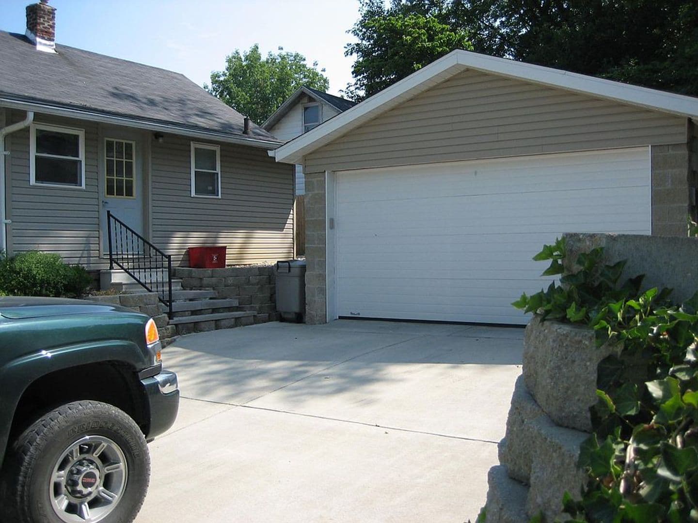 Bloomington House: 302 E 17th St