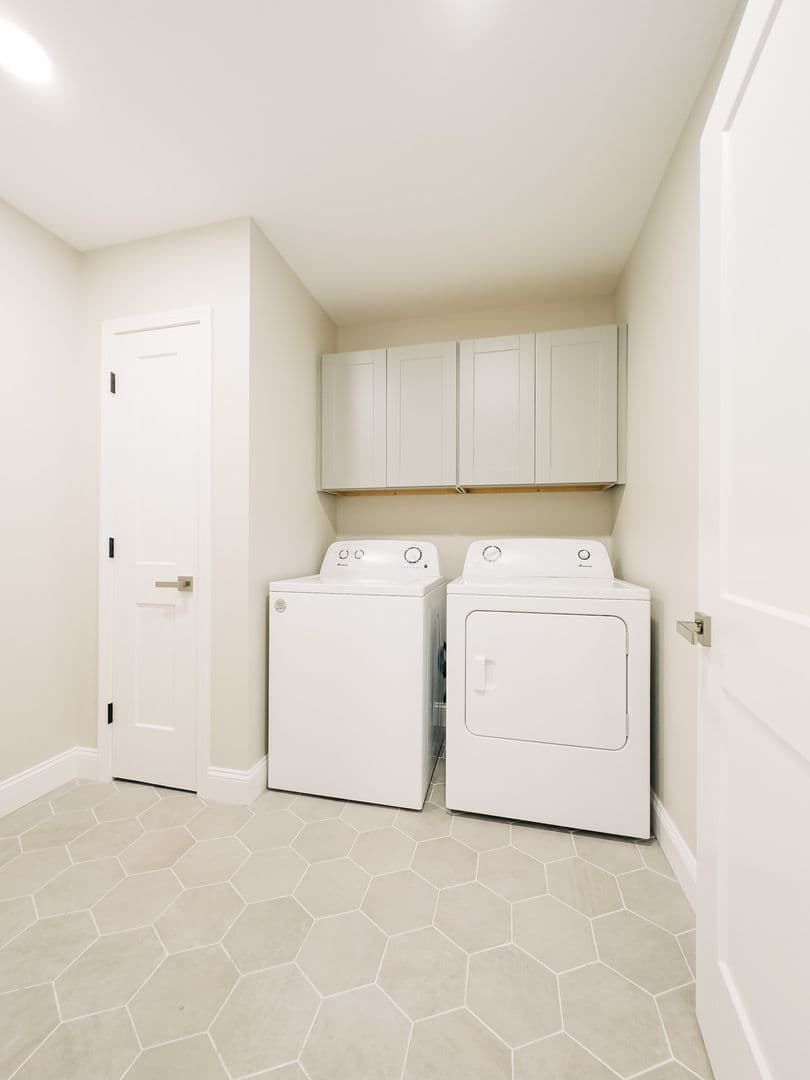 Bloomington Apartment: 208 E 16th St