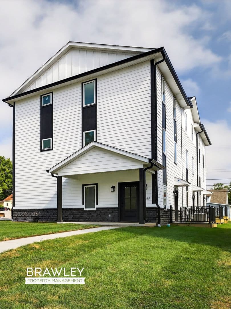 Bloomington Townhome: 422 E Cottage Grove
