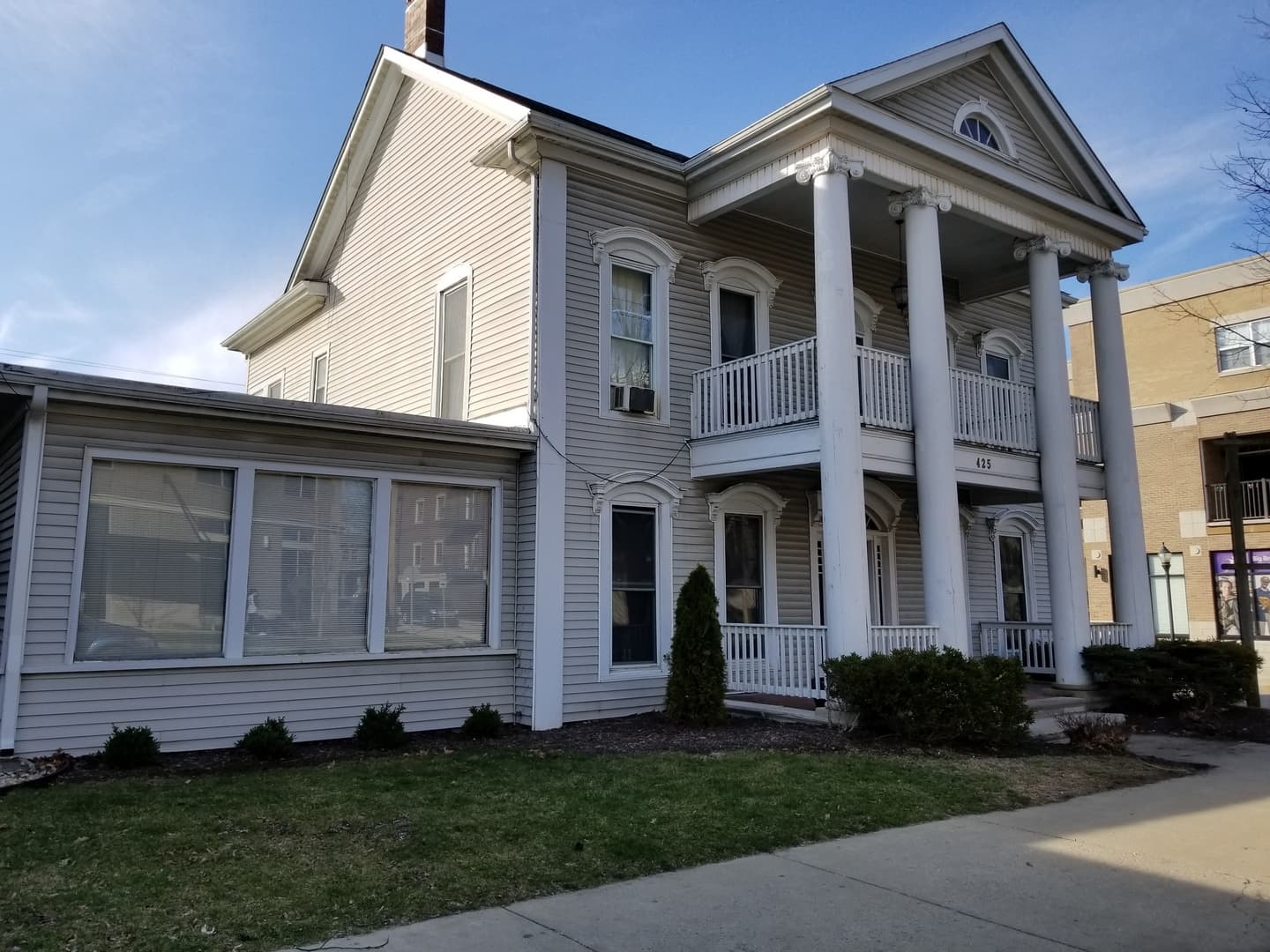 Bloomington Apartment: 425 N. Walnut St