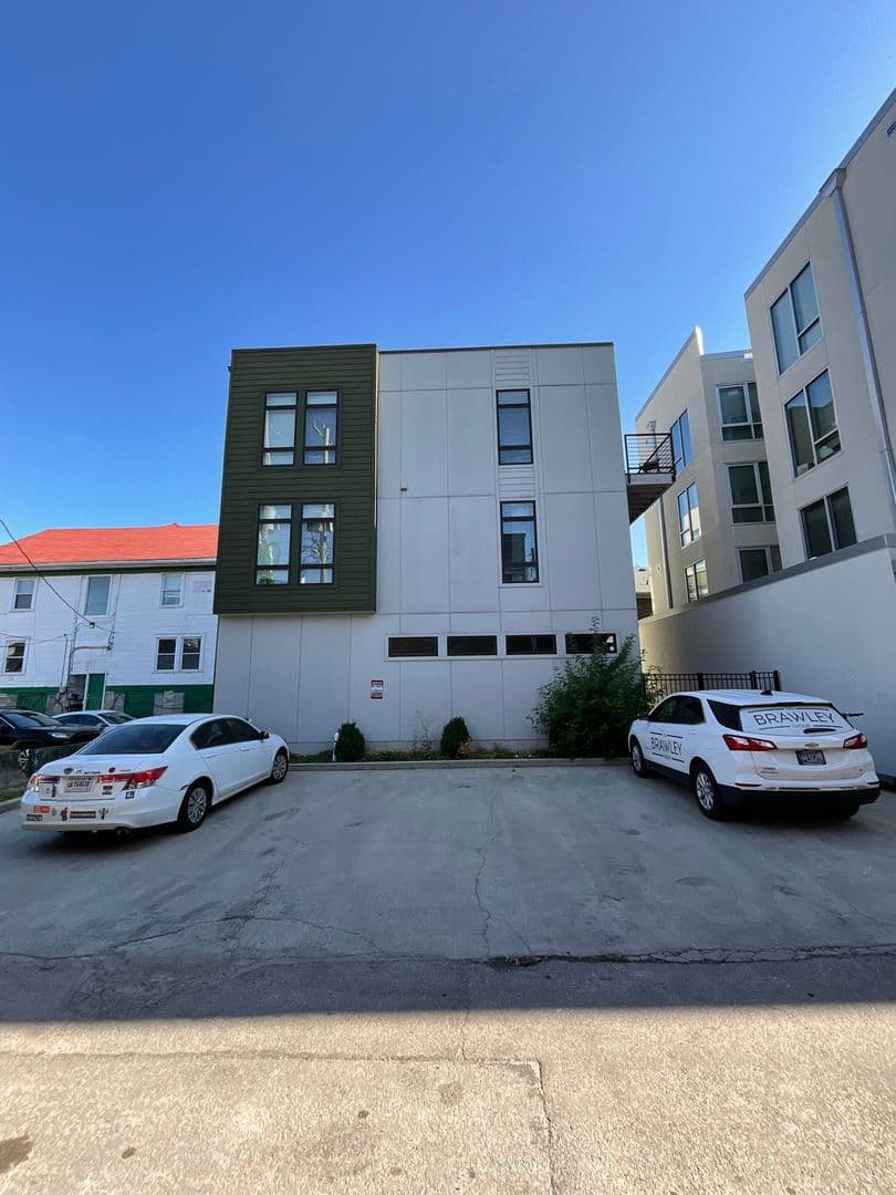 Bloomington Apartment: 422 E. 6th St