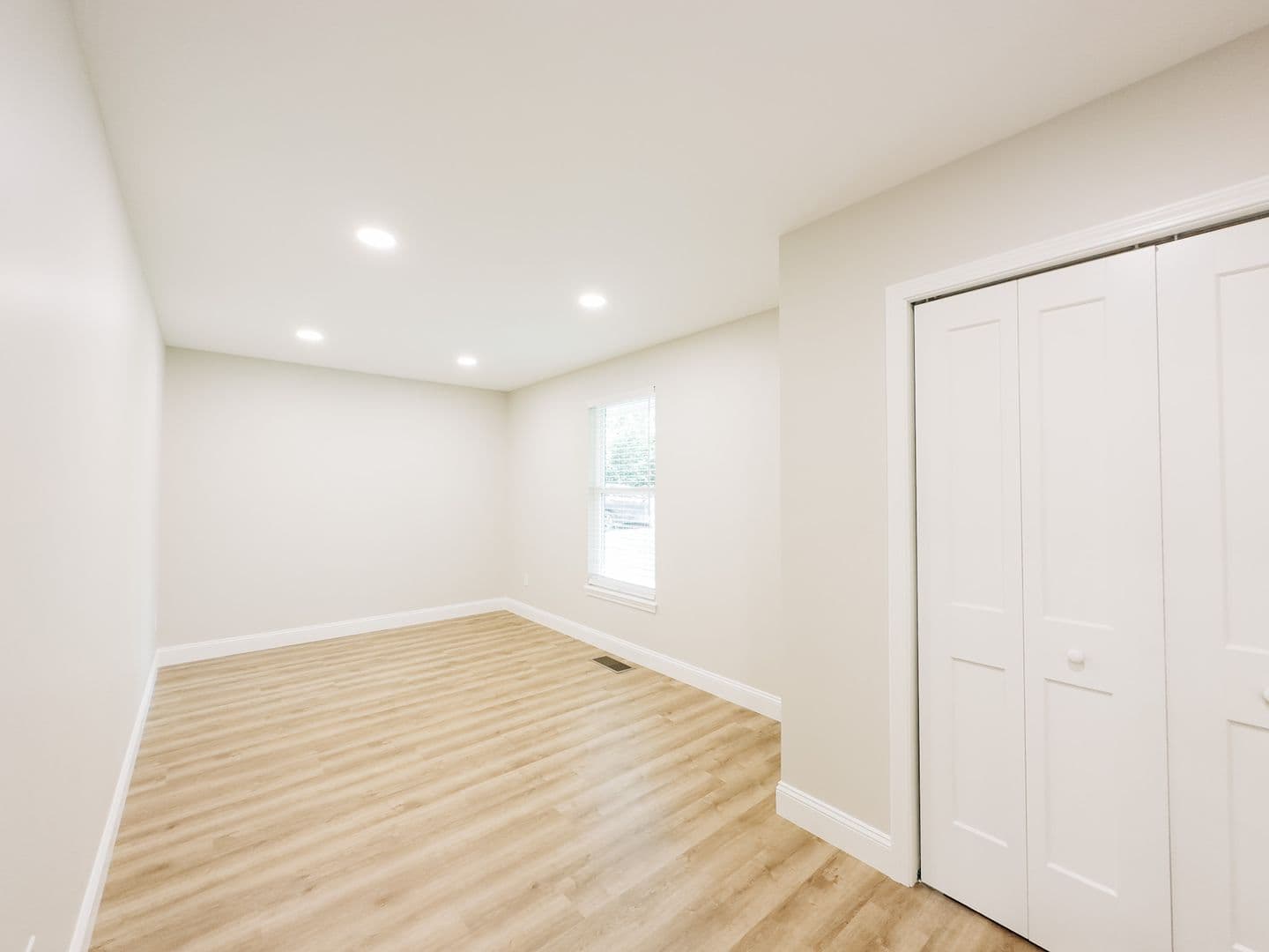 Bloomington Apartment: 208 E 16th St