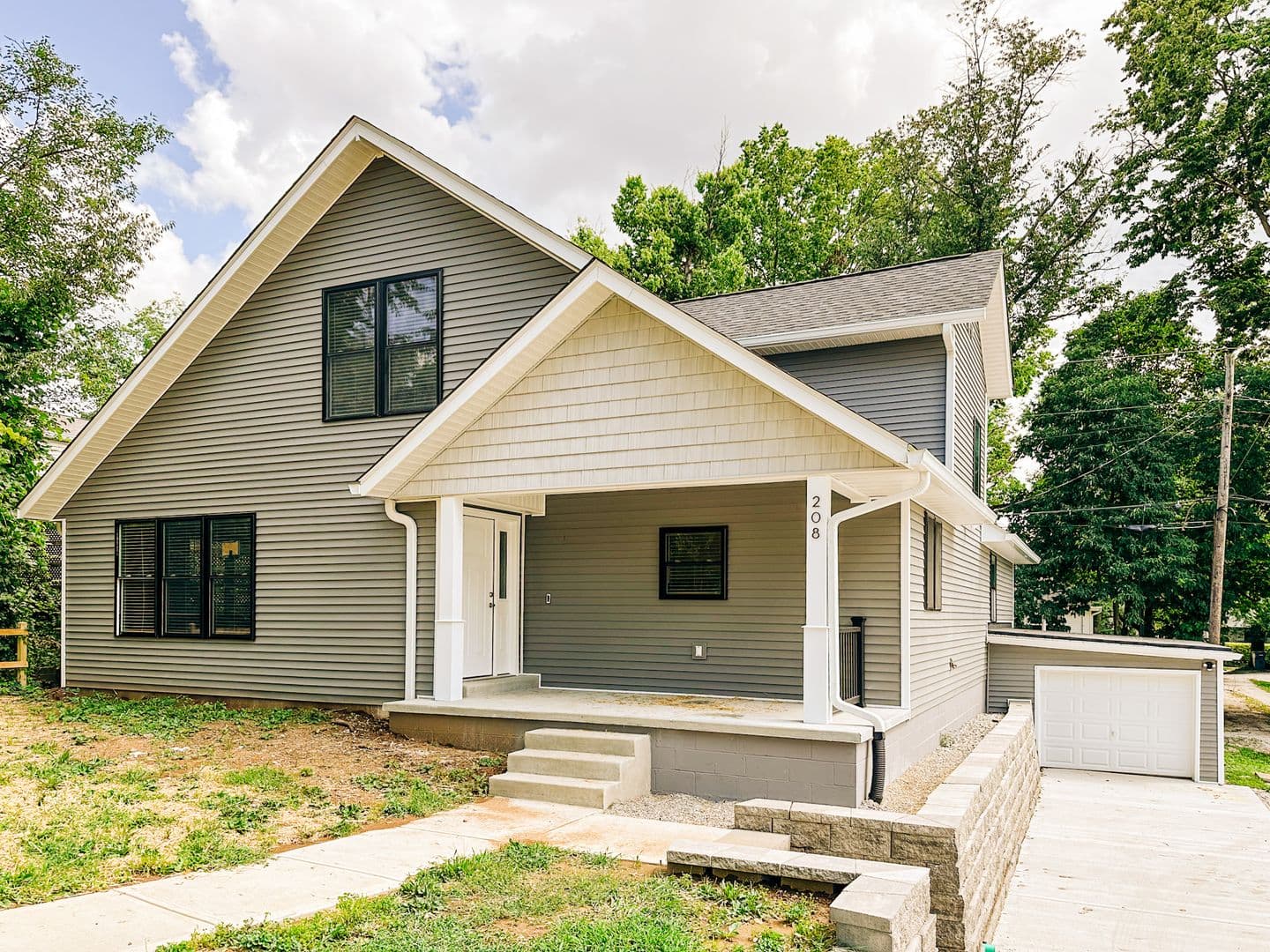 Bloomington Apartment: 208 E 16th St