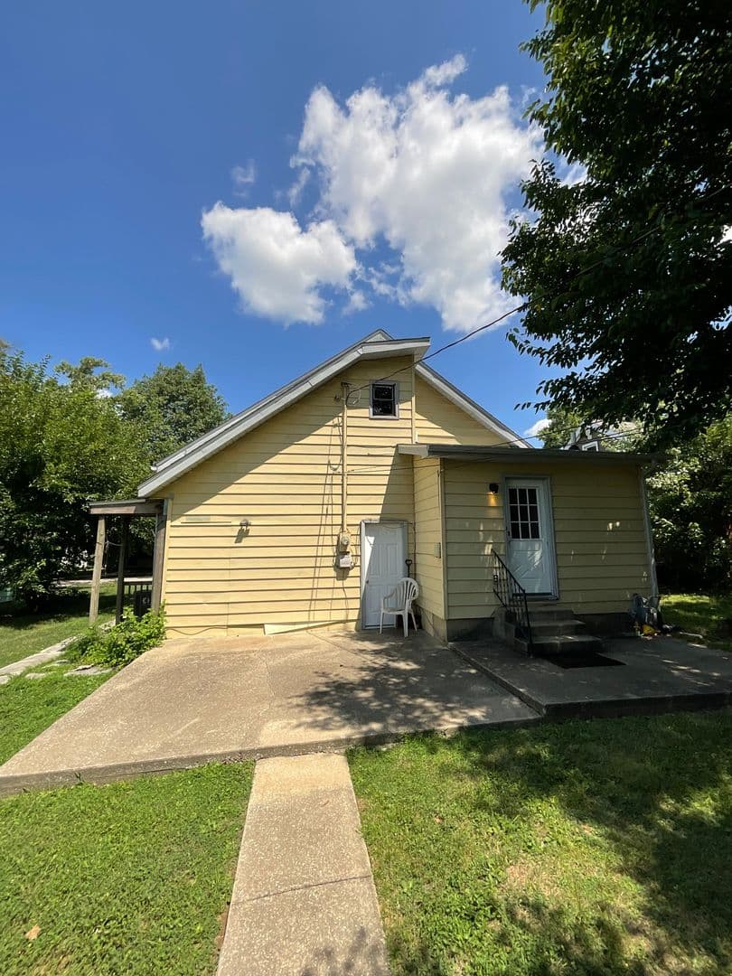 Bloomington Apartment: 408 E. 16th St