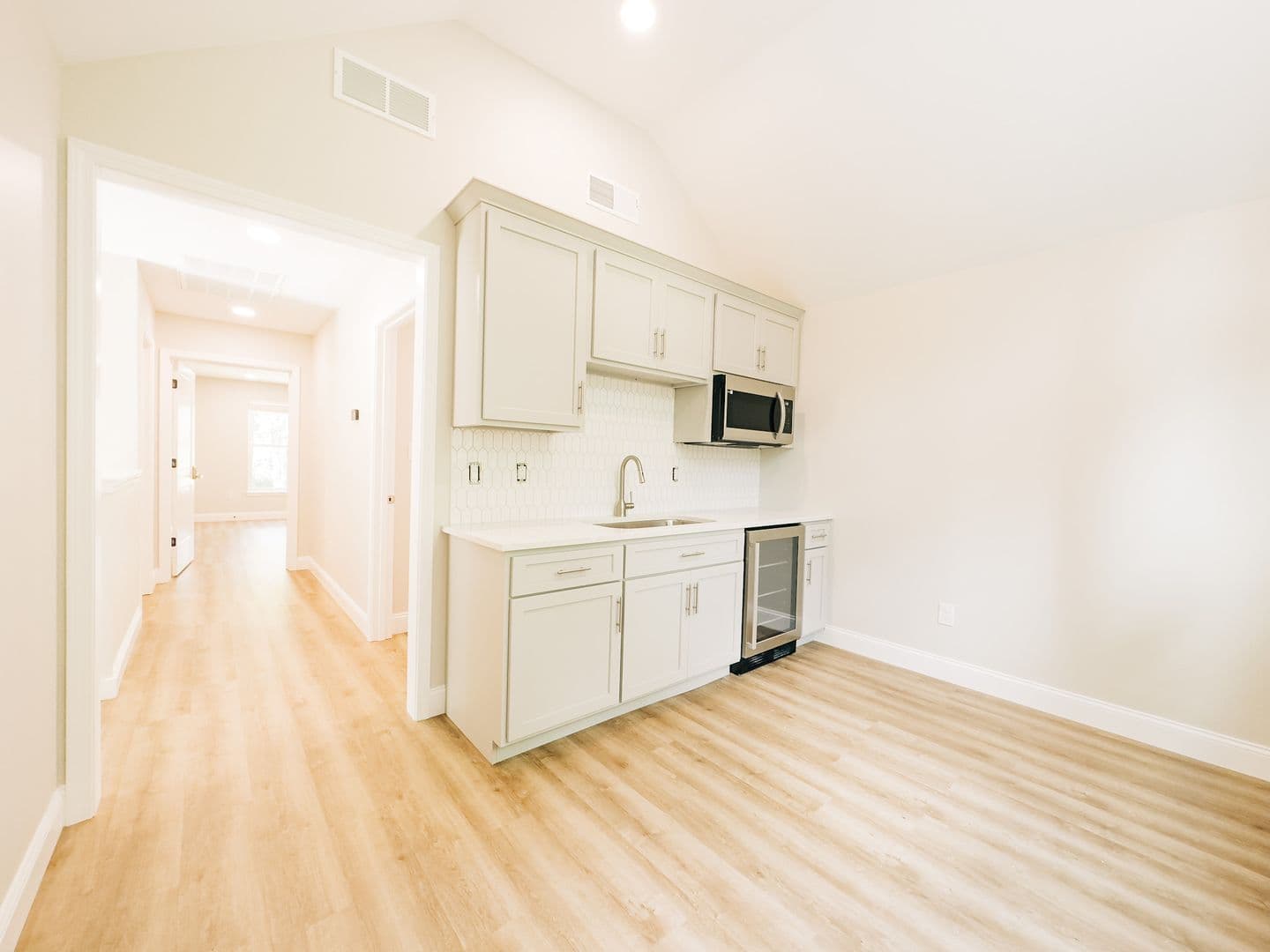 Bloomington Apartment: 208 E 16th St