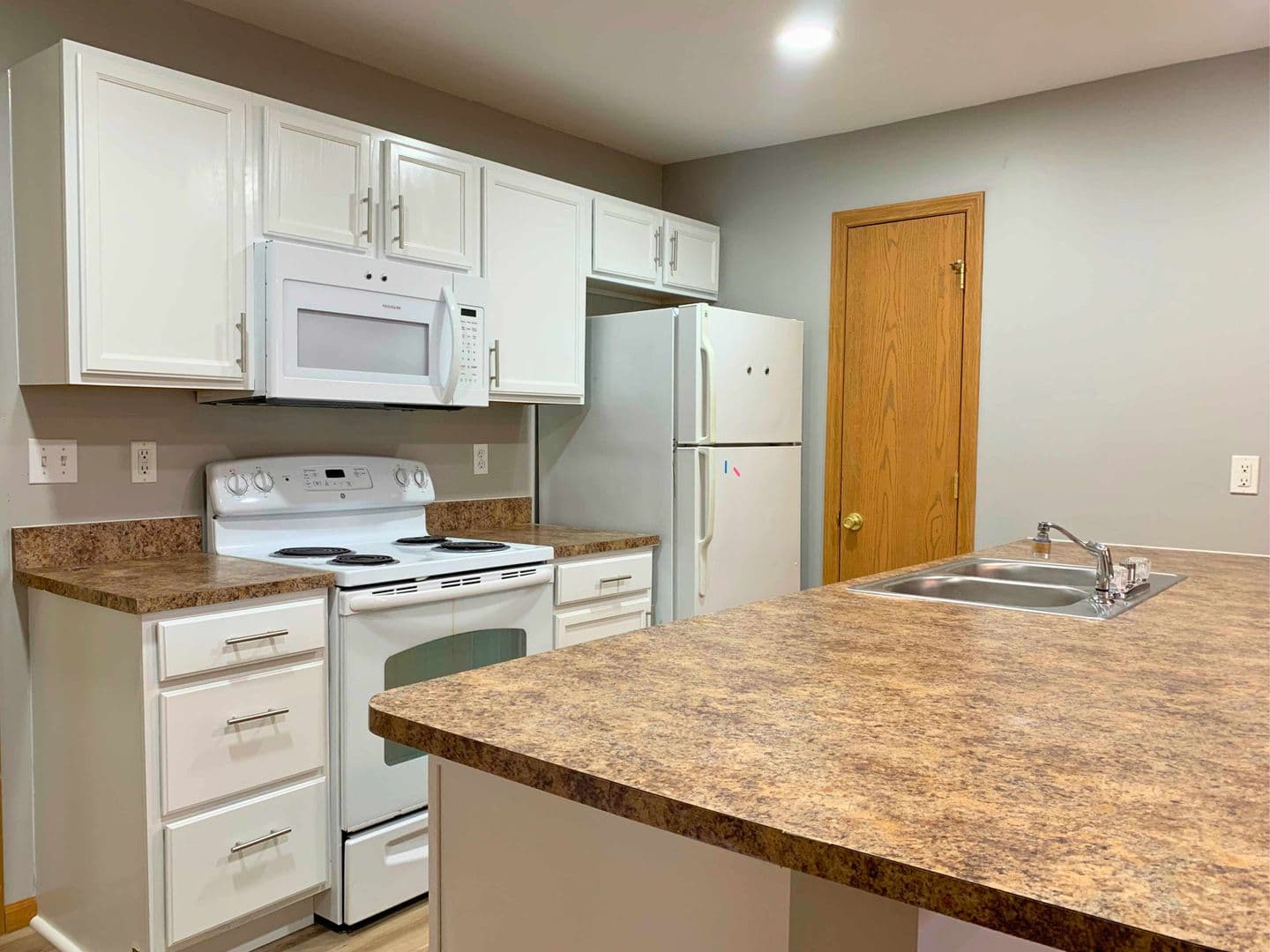 Terre Haute Apartment: 1897 N Hunt St