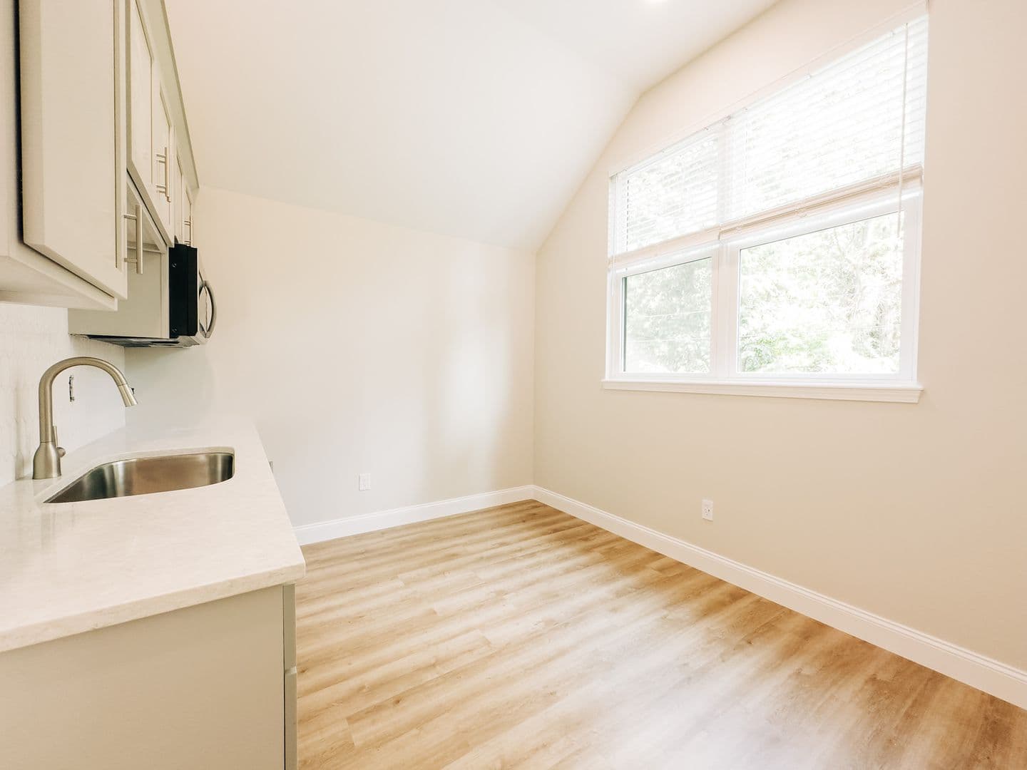 Bloomington Apartment: 208 E 16th St