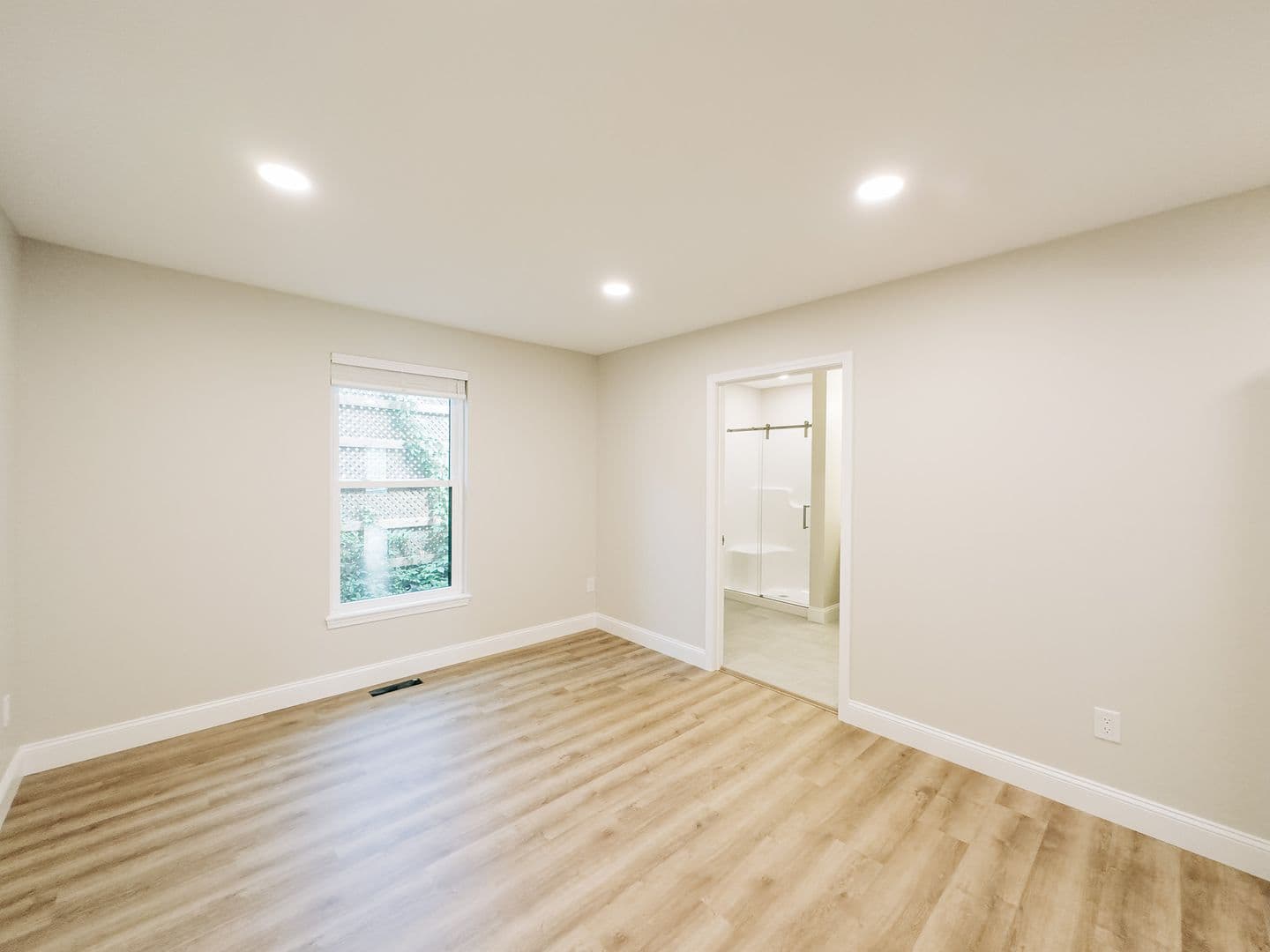 Bloomington Apartment: 208 E 16th St