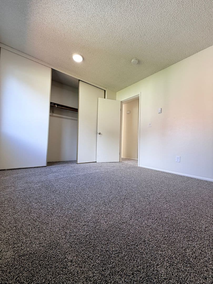 Salem Apartment: 4810 Sunnyside Road SE