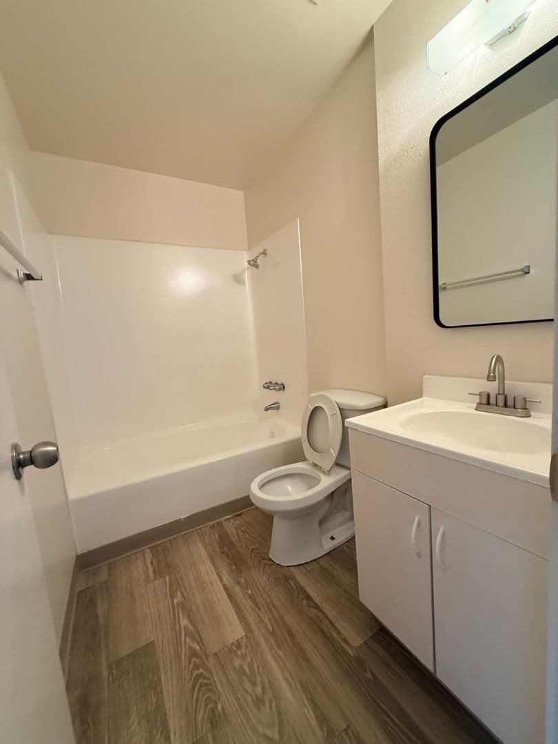 Salem Apartment: 4810 Sunnyside Road SE