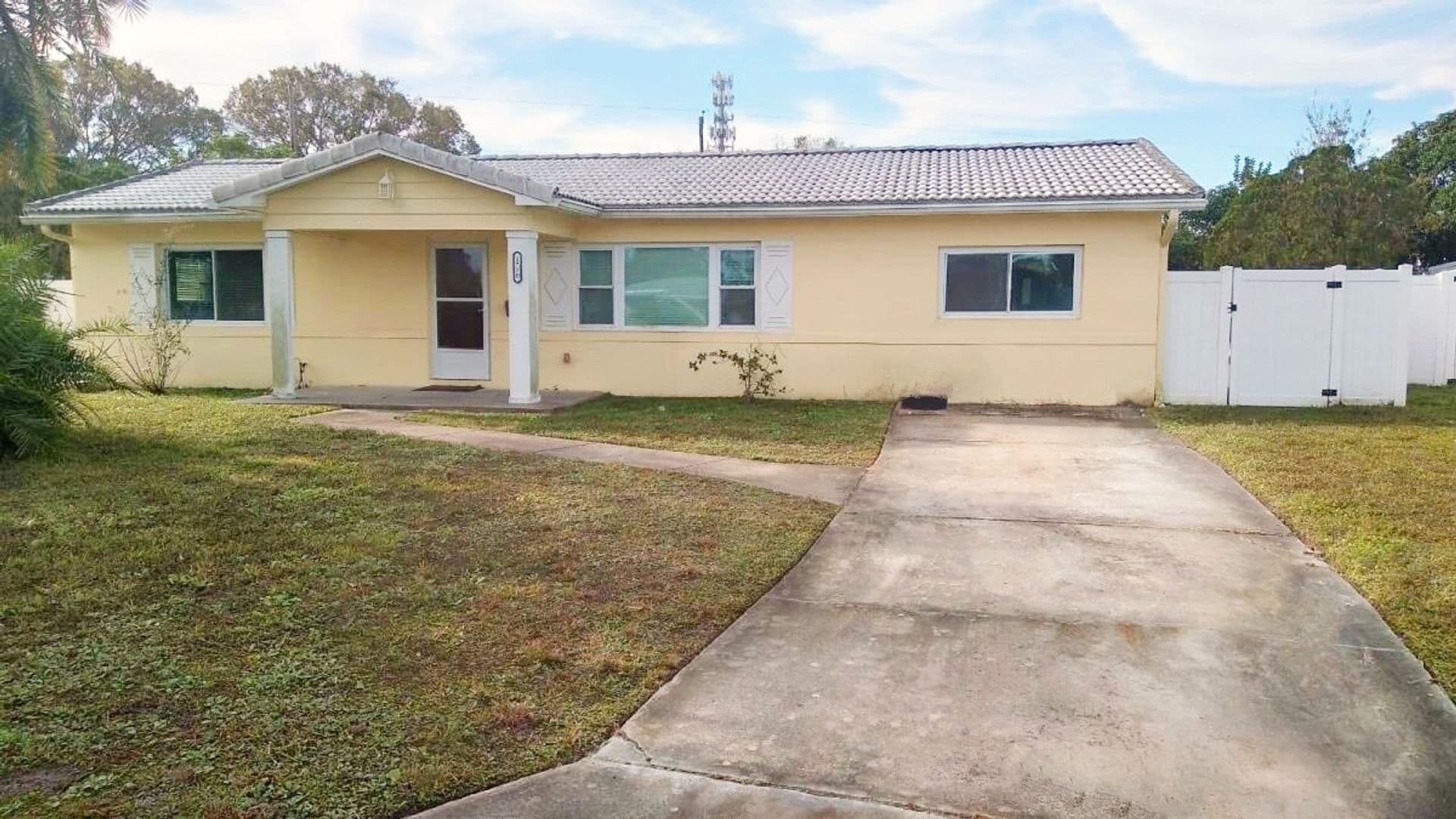 St Petersburg House: 1770 63rd Ave N,