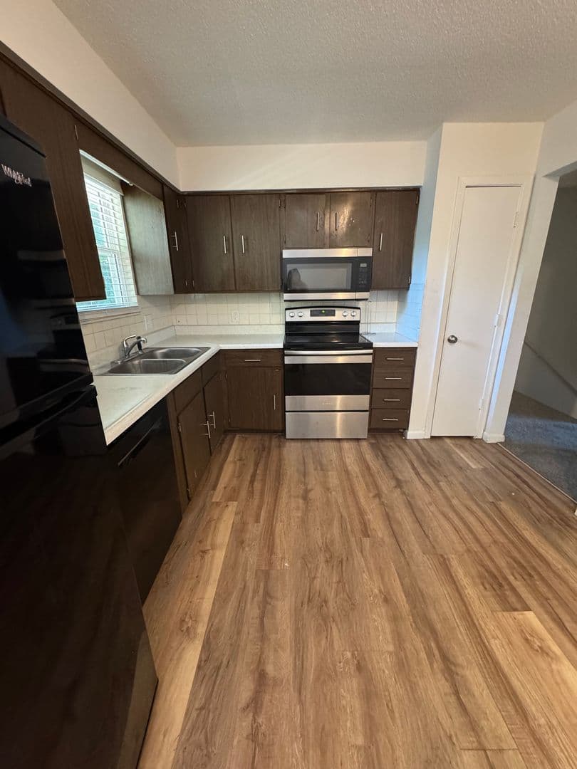 Columbia Apartment: 4333 - 4335 W. Bethany Dr