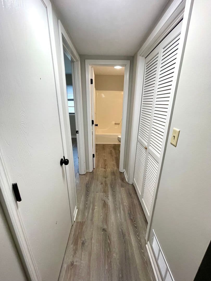 Columbia Apartment: 4515 W. Millbrook Dr