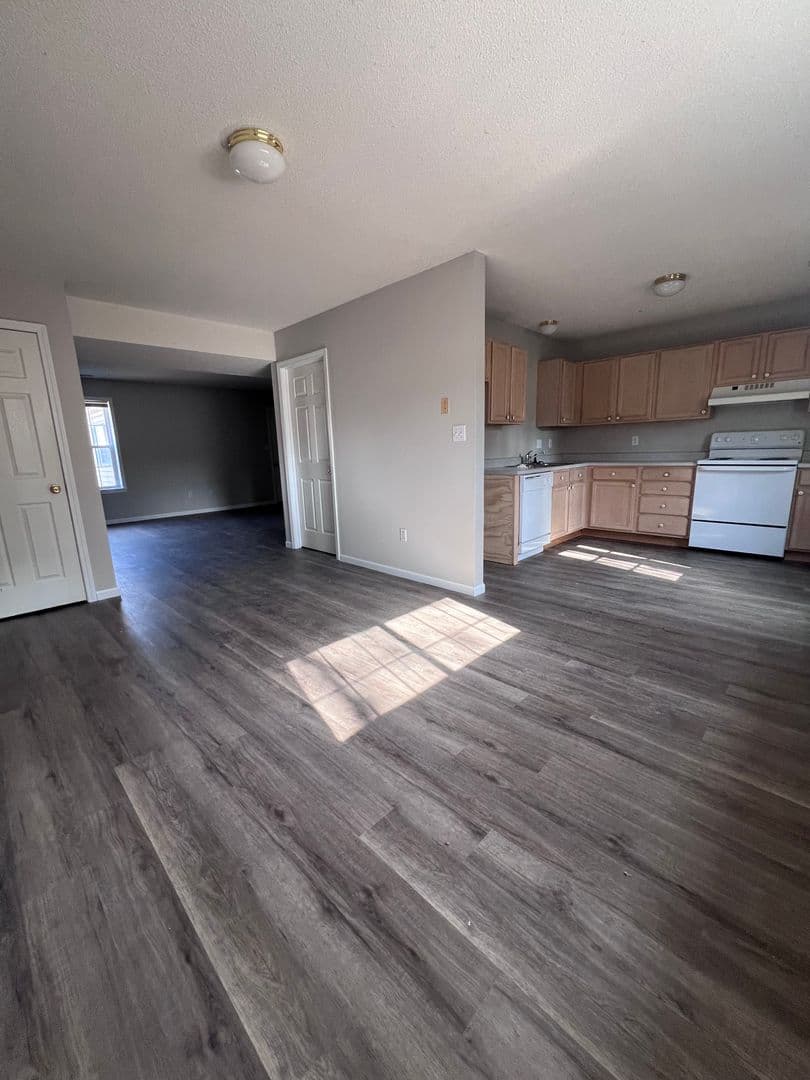 Columbia Apartment: 2200-2202 Parks Edge