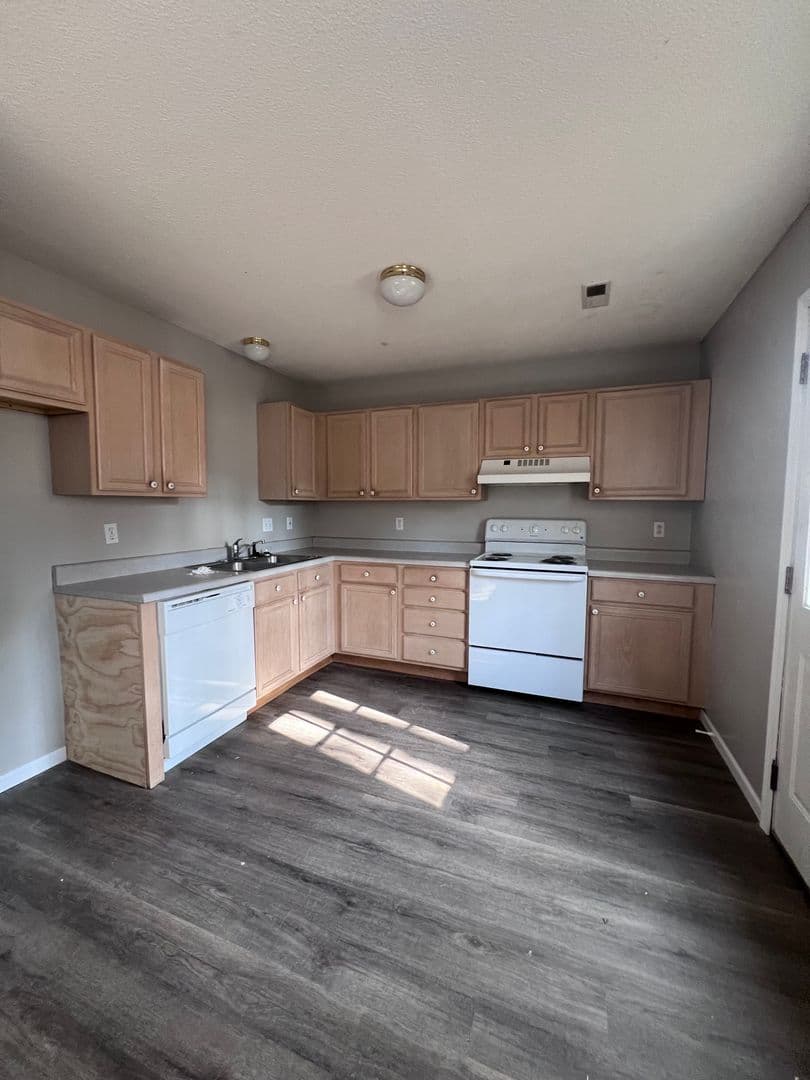 Columbia Apartment: 2200-2202 Parks Edge